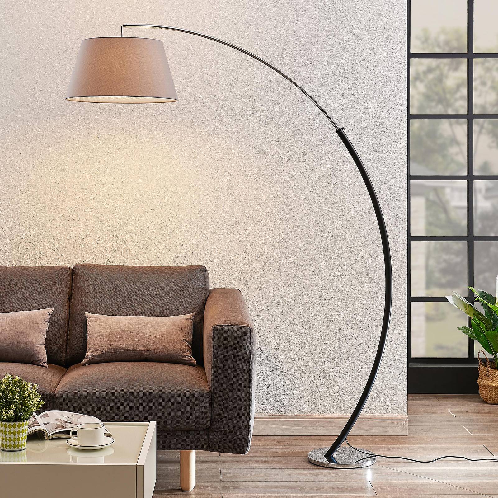 Båggolvslampa Evelyna med tygskärm