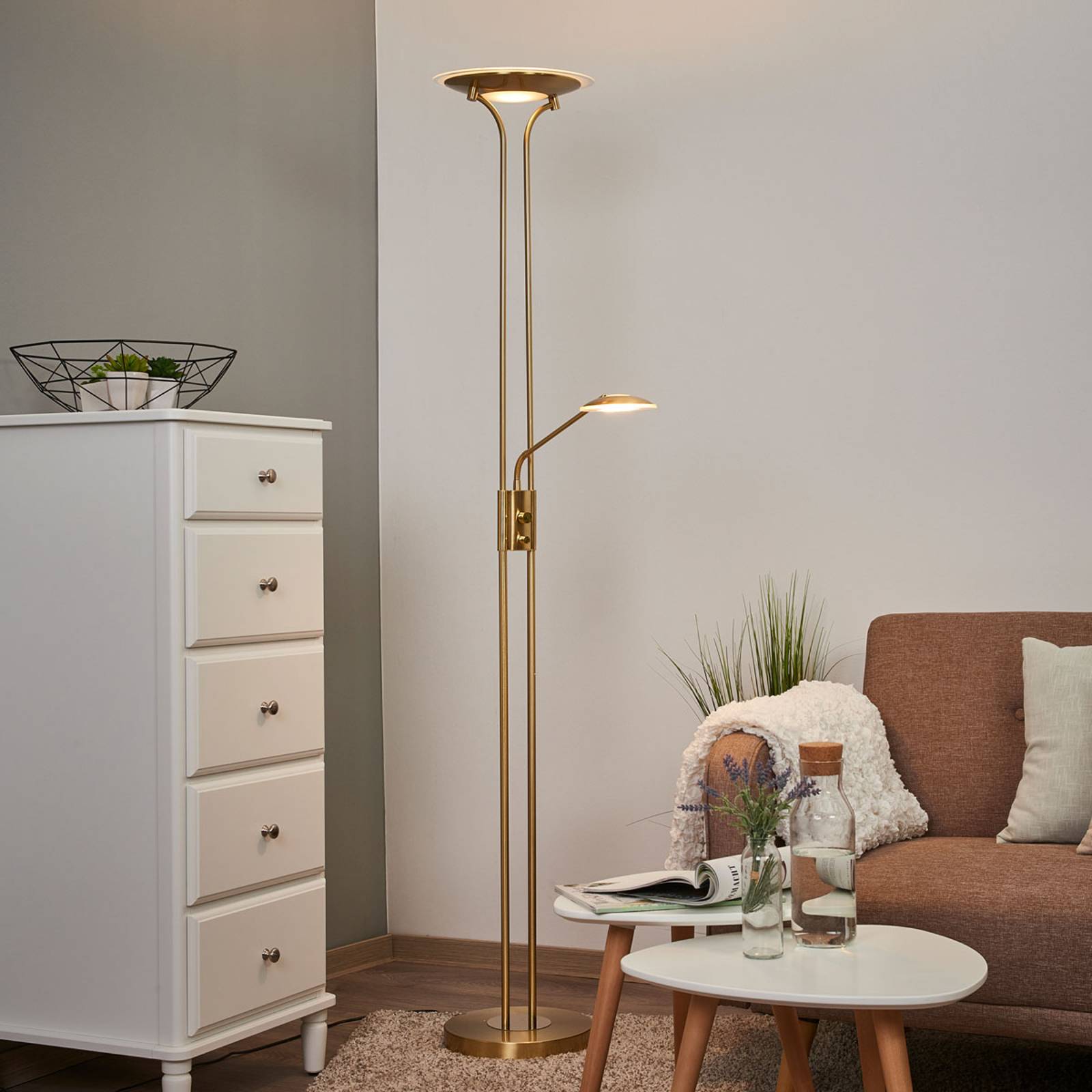 Mässingfärgad LED-golvlampa Aras med läslampa