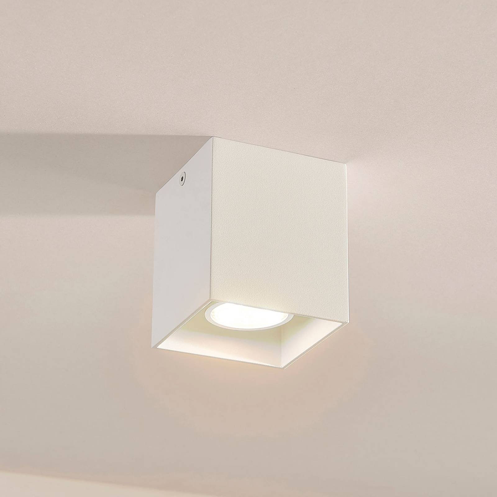 Kantig påbyggnads-downlight Carson i vitt