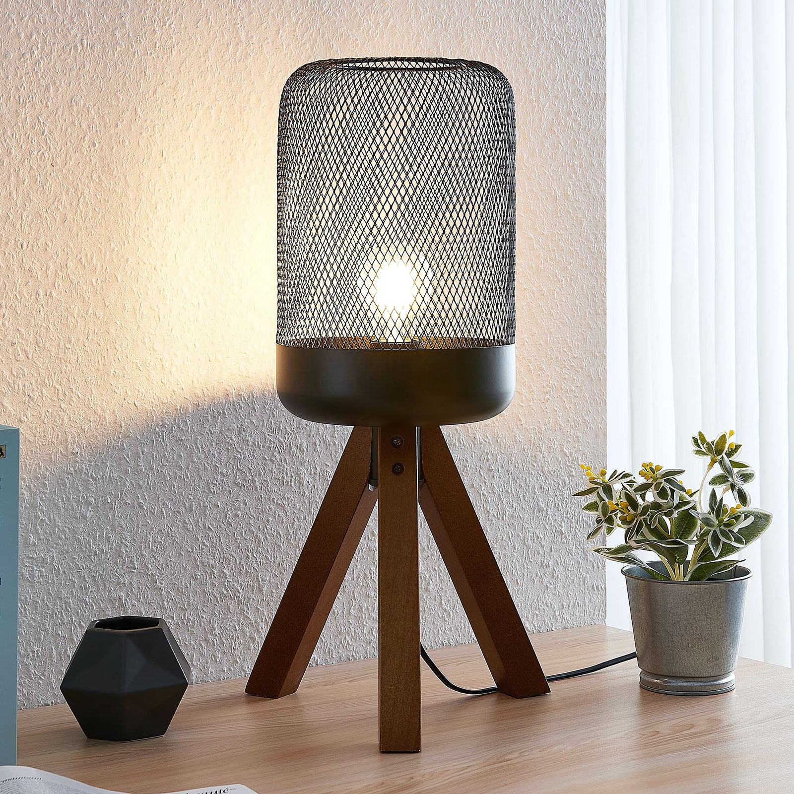 Lindby Eymen tripodbordslampa med burskärm