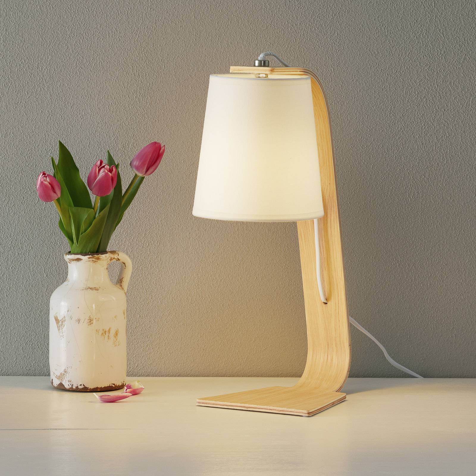 Vit träbordslampa Nordic med tygskärm