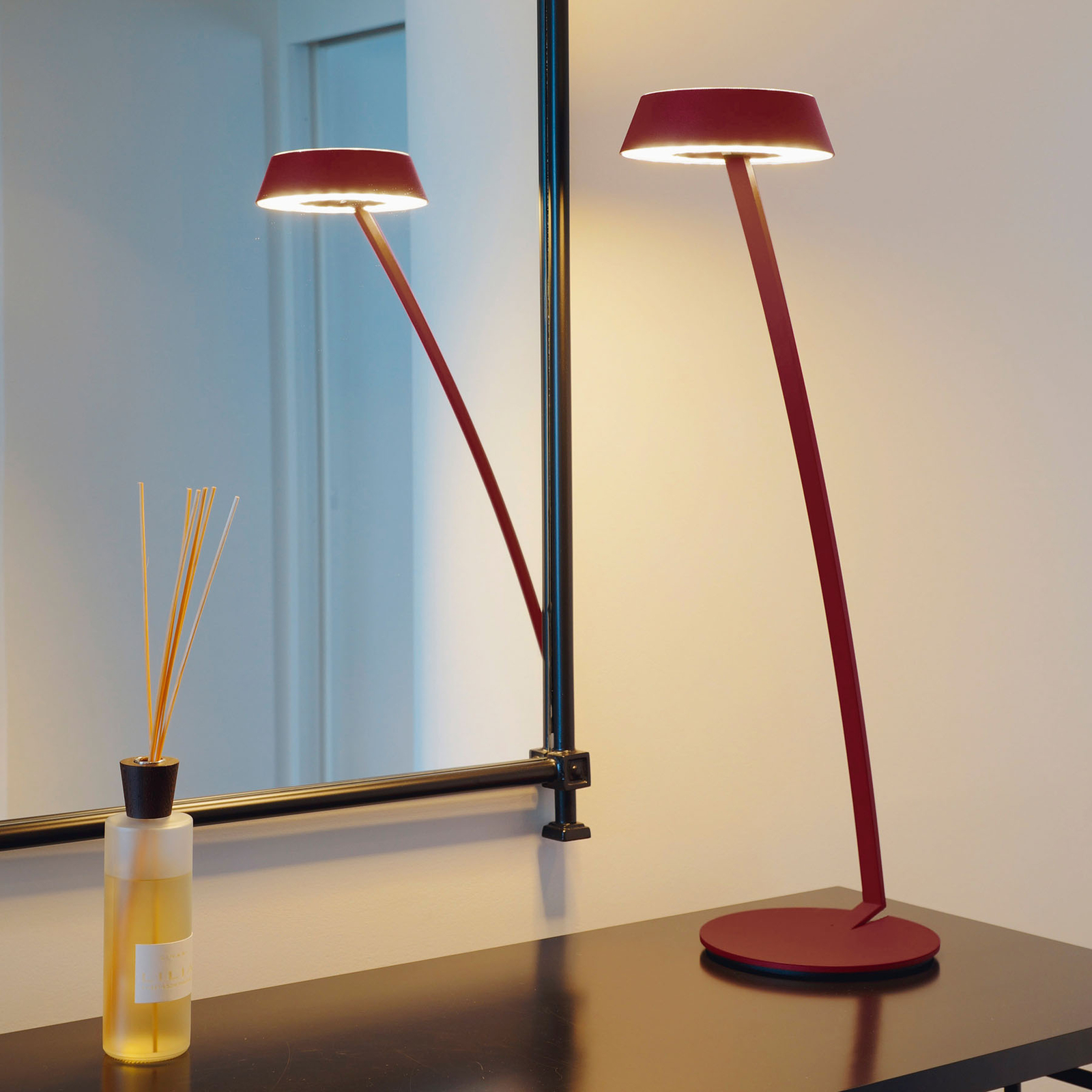 OLIGO Glance LED-bordslampa böjd röd matt