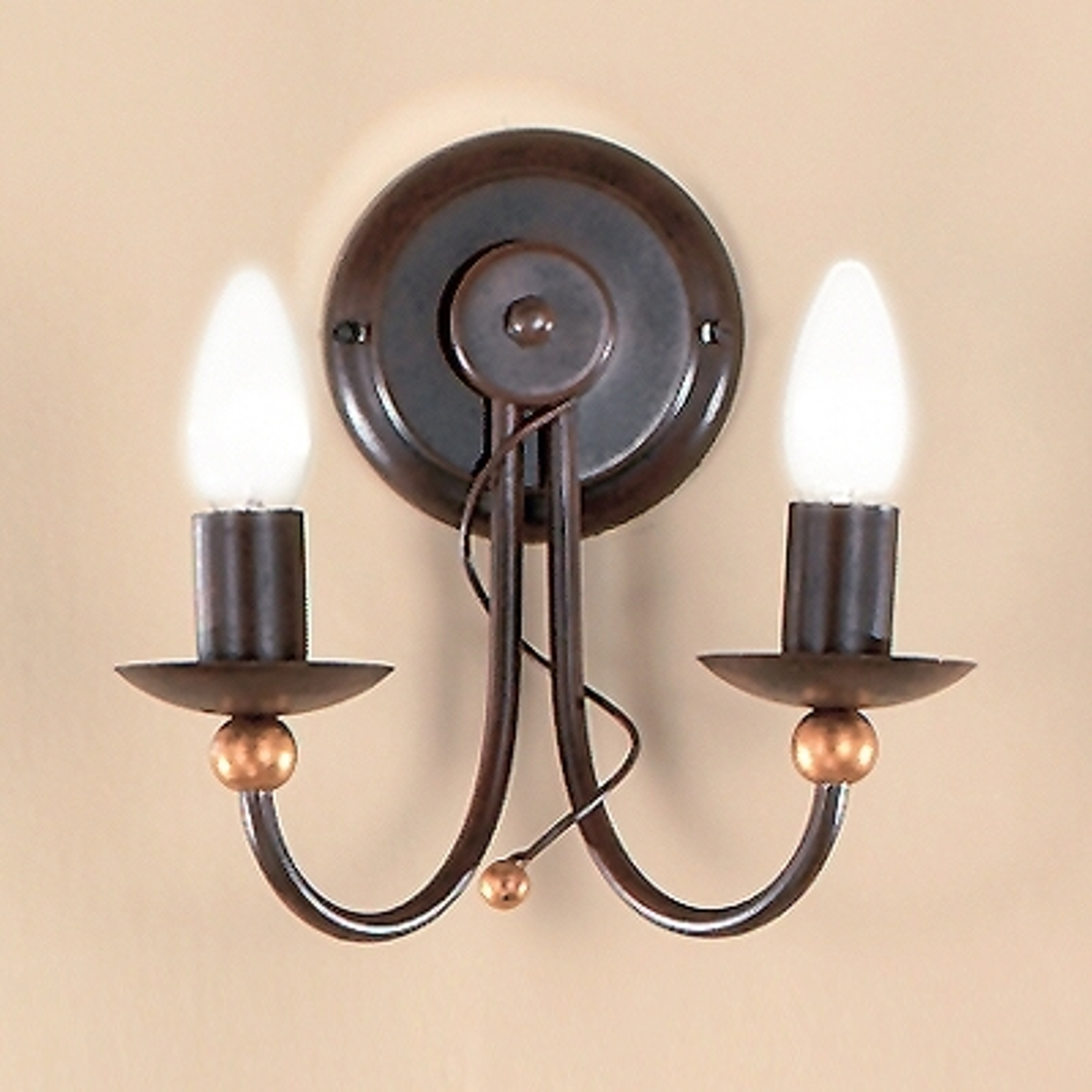 2 ljuskällor Vägglampa GARDA i lantlig stil