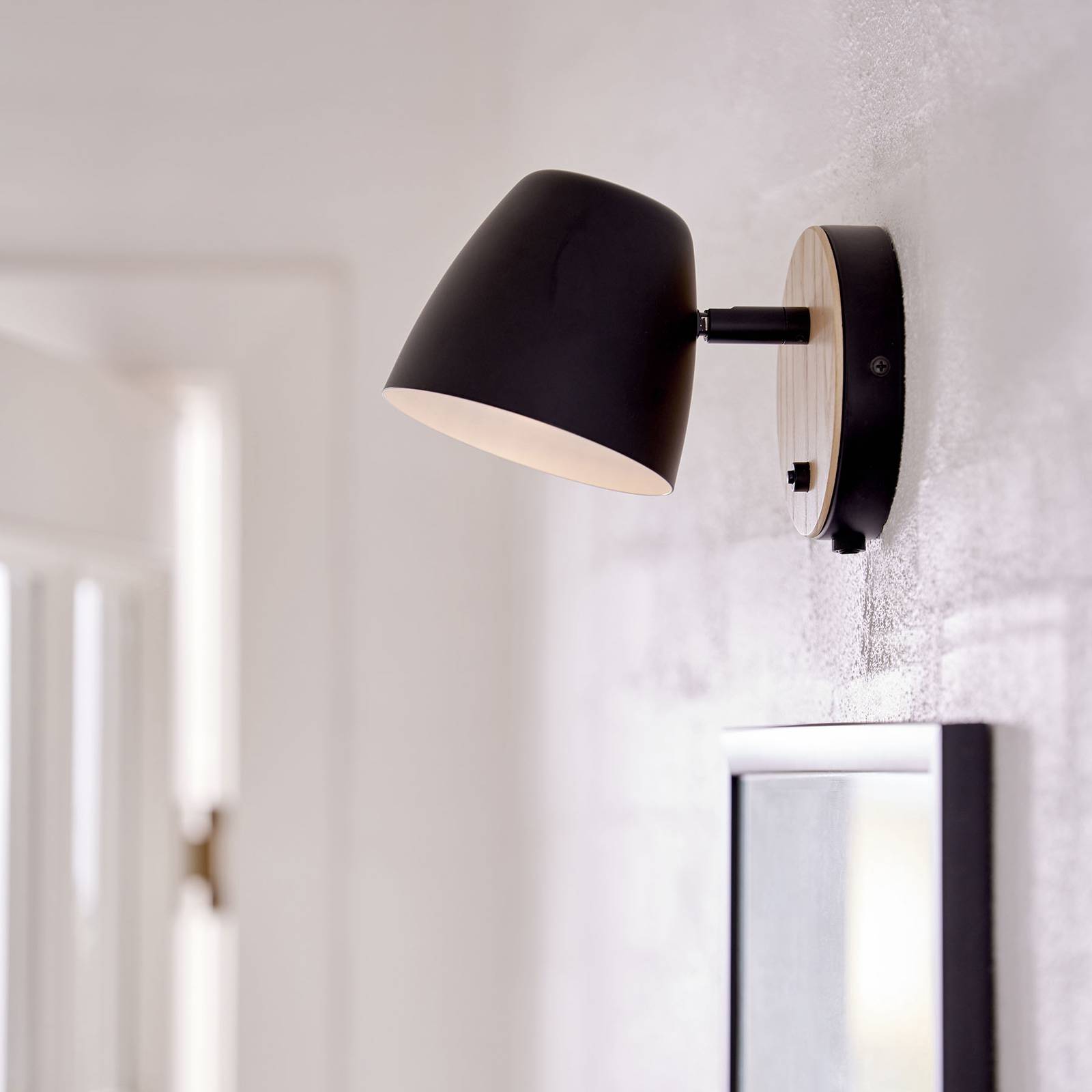 Vägglampa Theo, av askträ