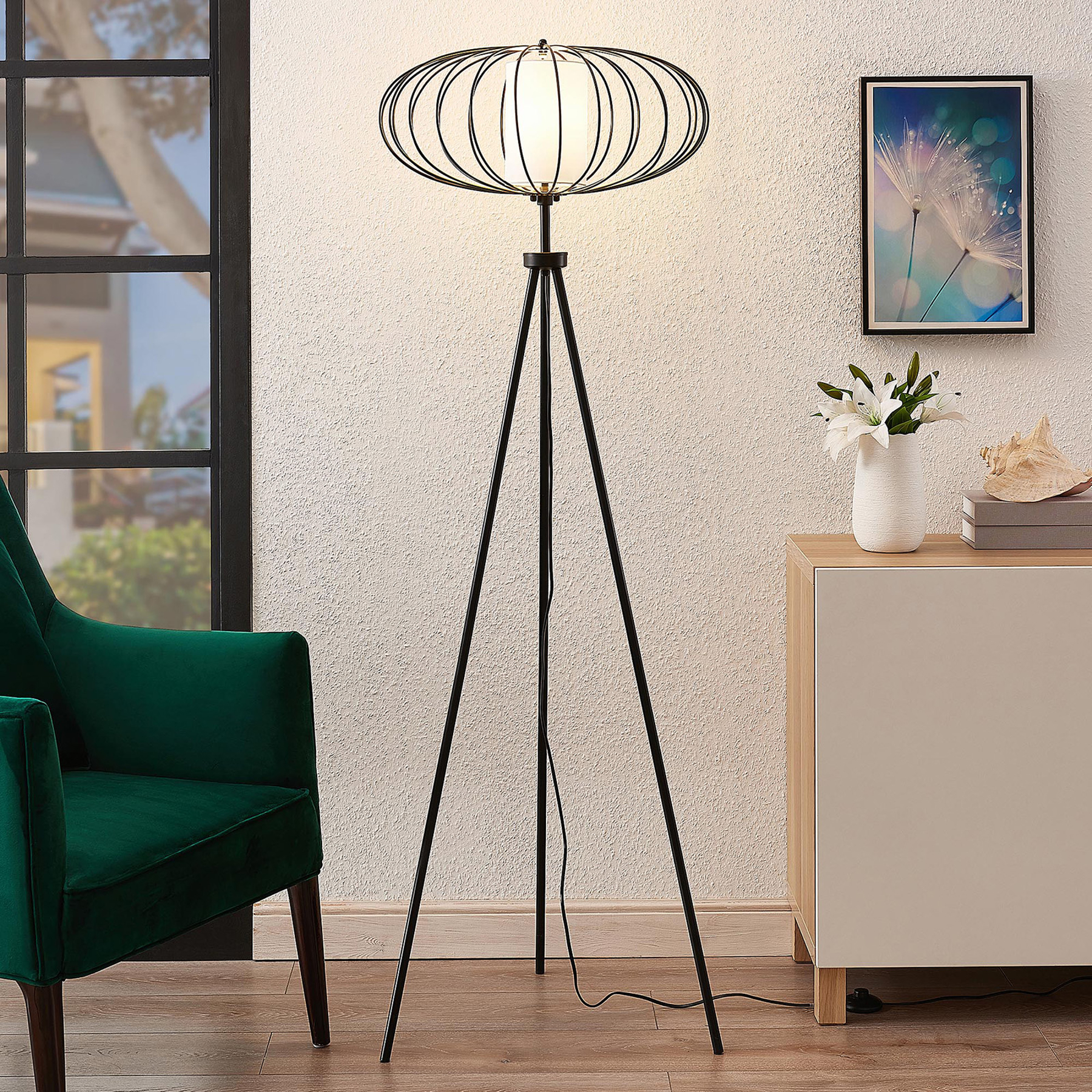 Lindby Korbinian golvlampa med trebensstativ