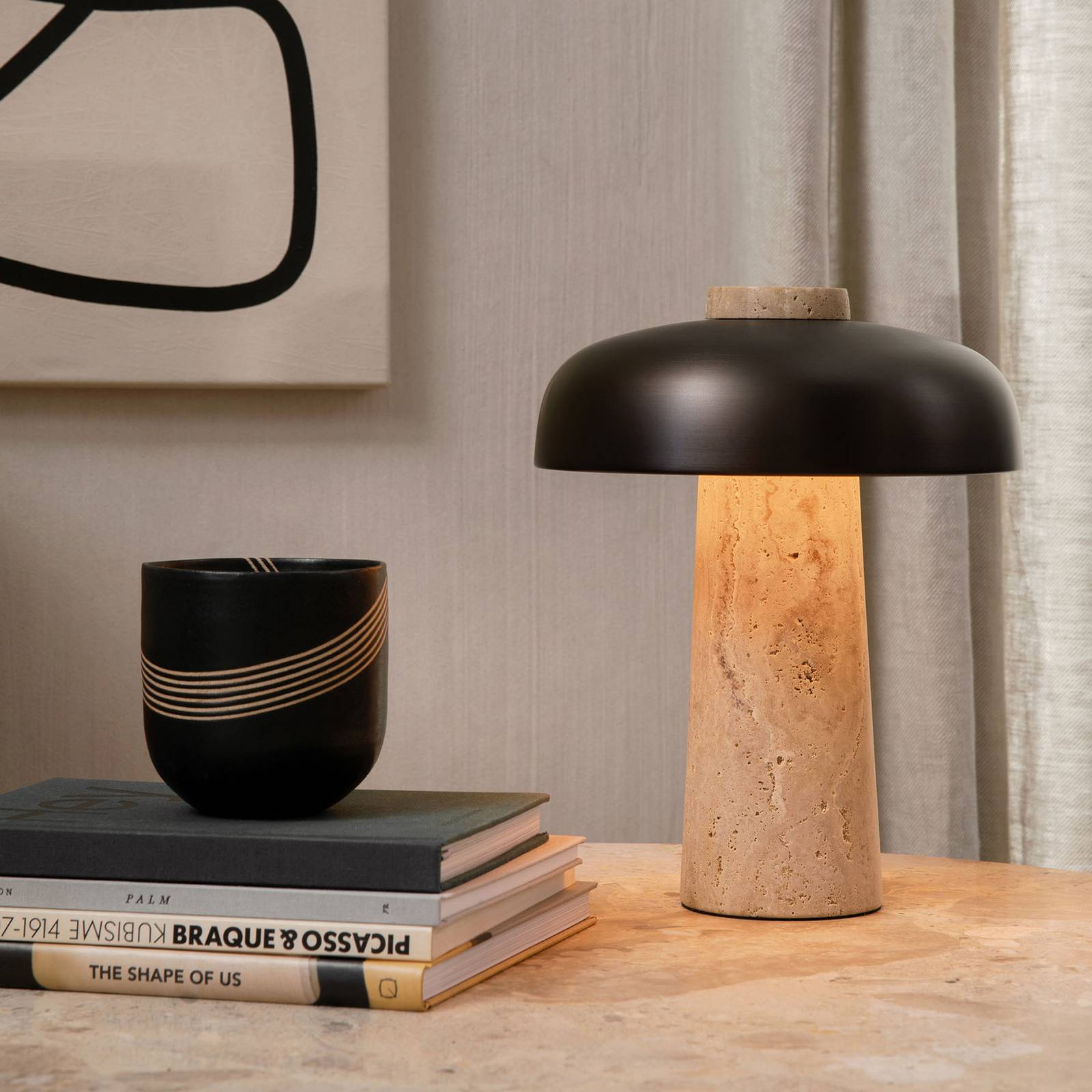 Menu Reverse LED-bordslampa med travertinfot