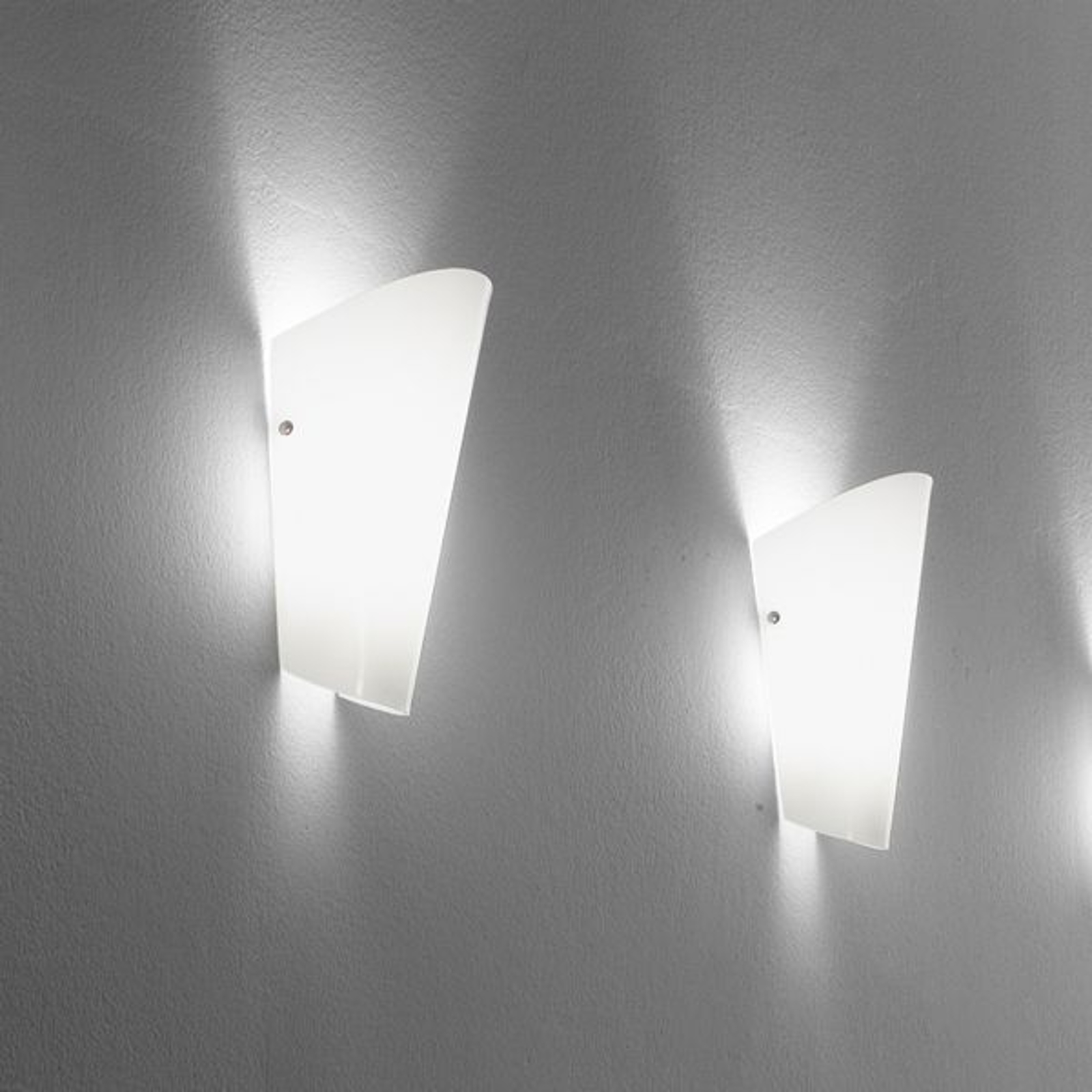 Röd vägglampa Bloom, finns i 8 färger