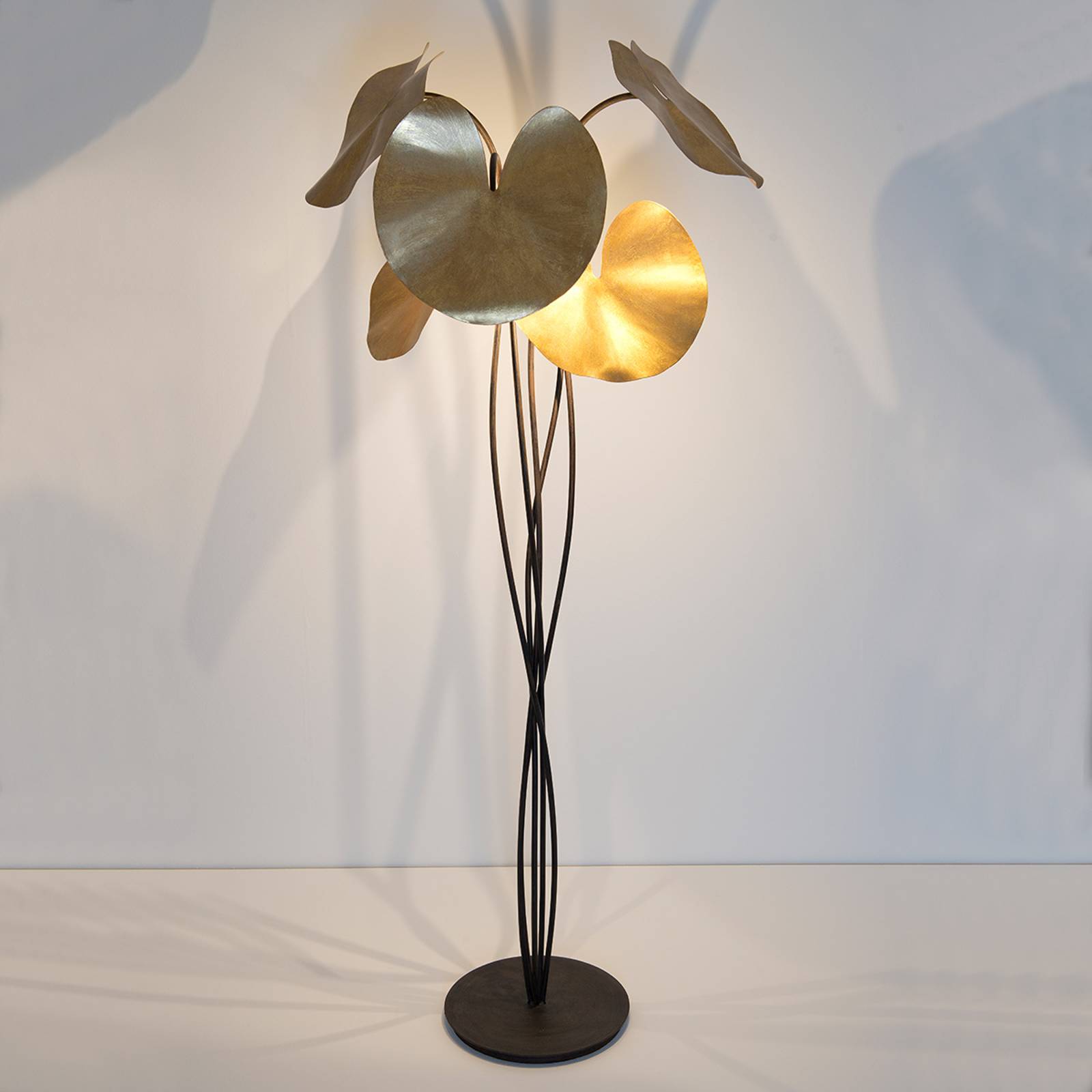 LED-golvlampa Controversia, skärm guld