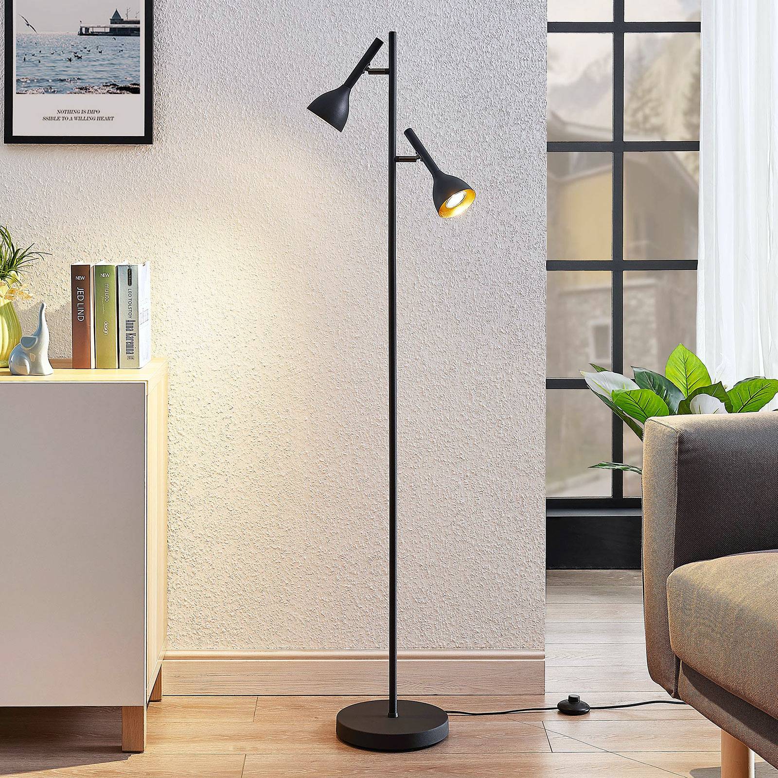 Golvlampa Nordwin, 2 ljuskällor, svart-guld
