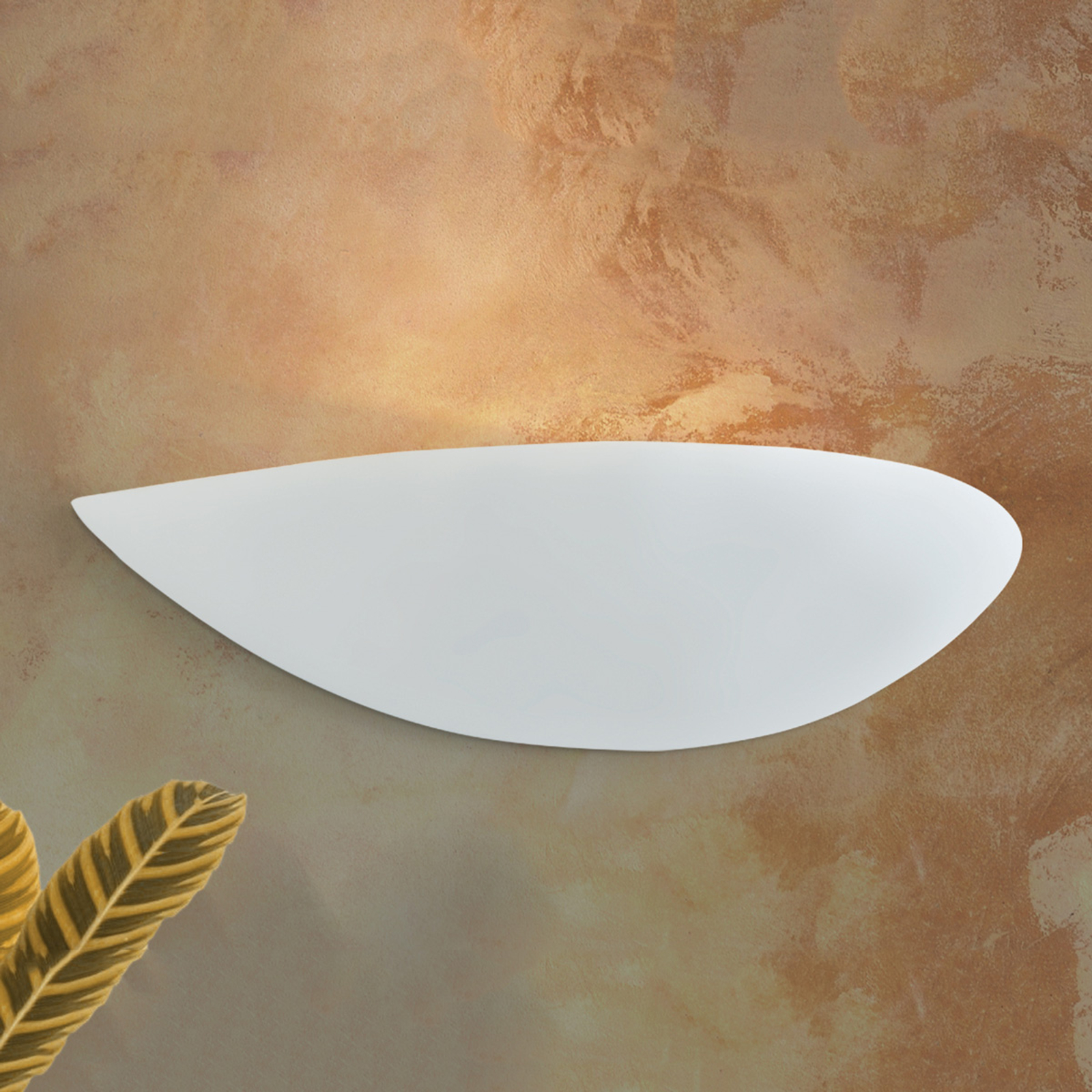Elegant vägglampa TAMARA i vit keramik