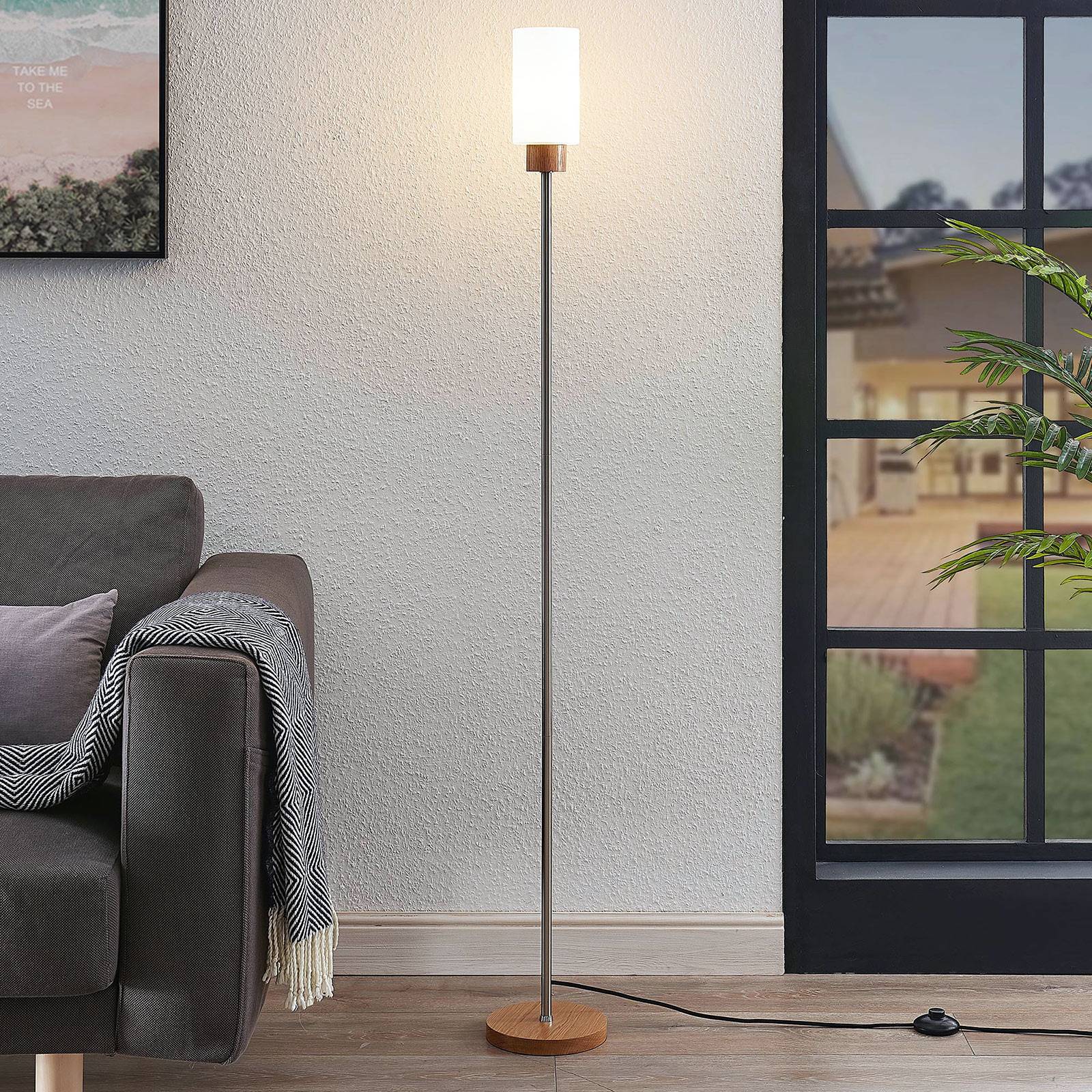 Lindby Nicus golvlampa i trä med glasskärm