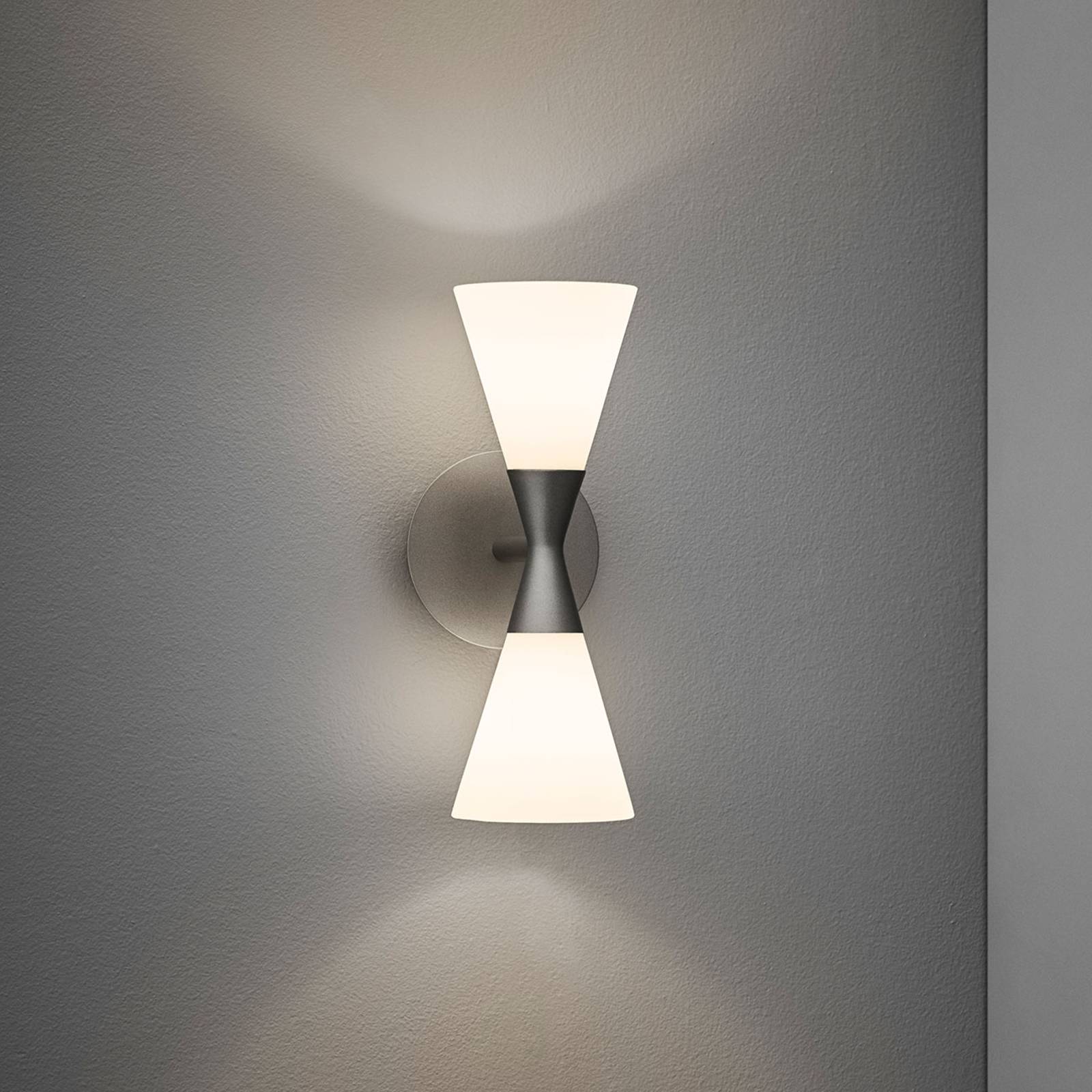 Vägglampa Harlekin med stickkontakt, grafitgrå