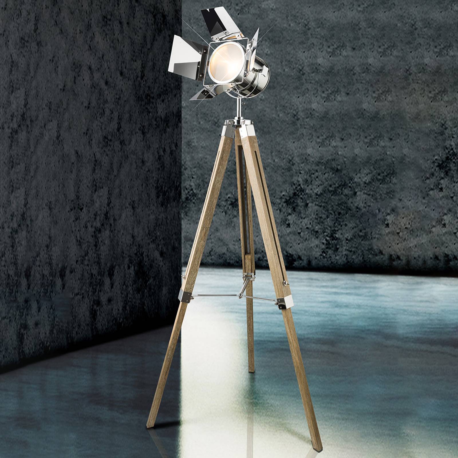 Golvlampa Evy i trä med strålkastare i krom