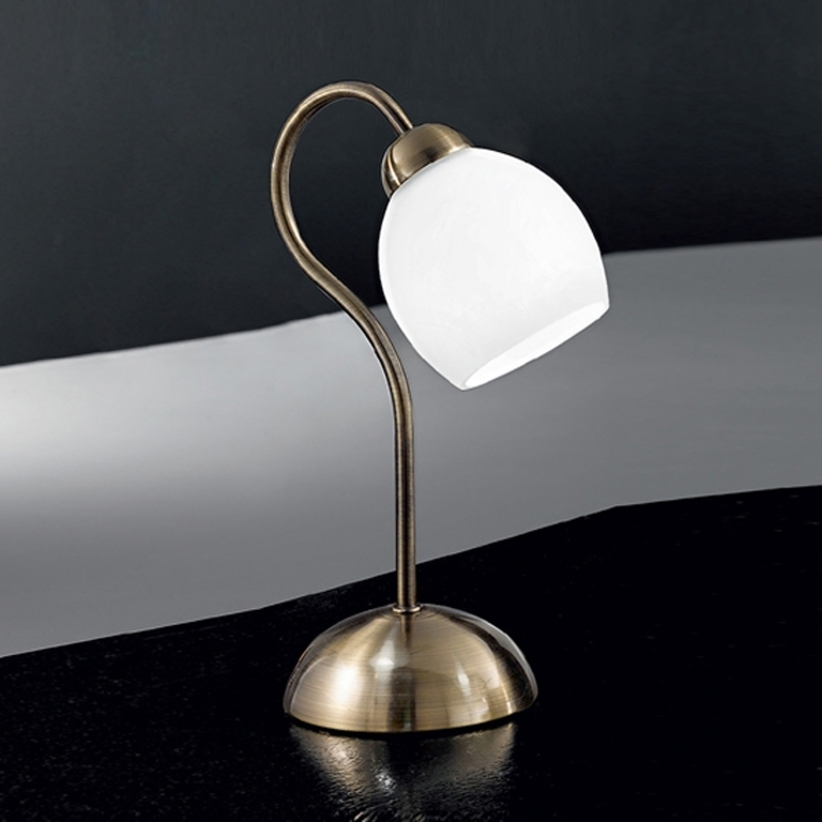 Pläterad, vacker bordslampa Doma