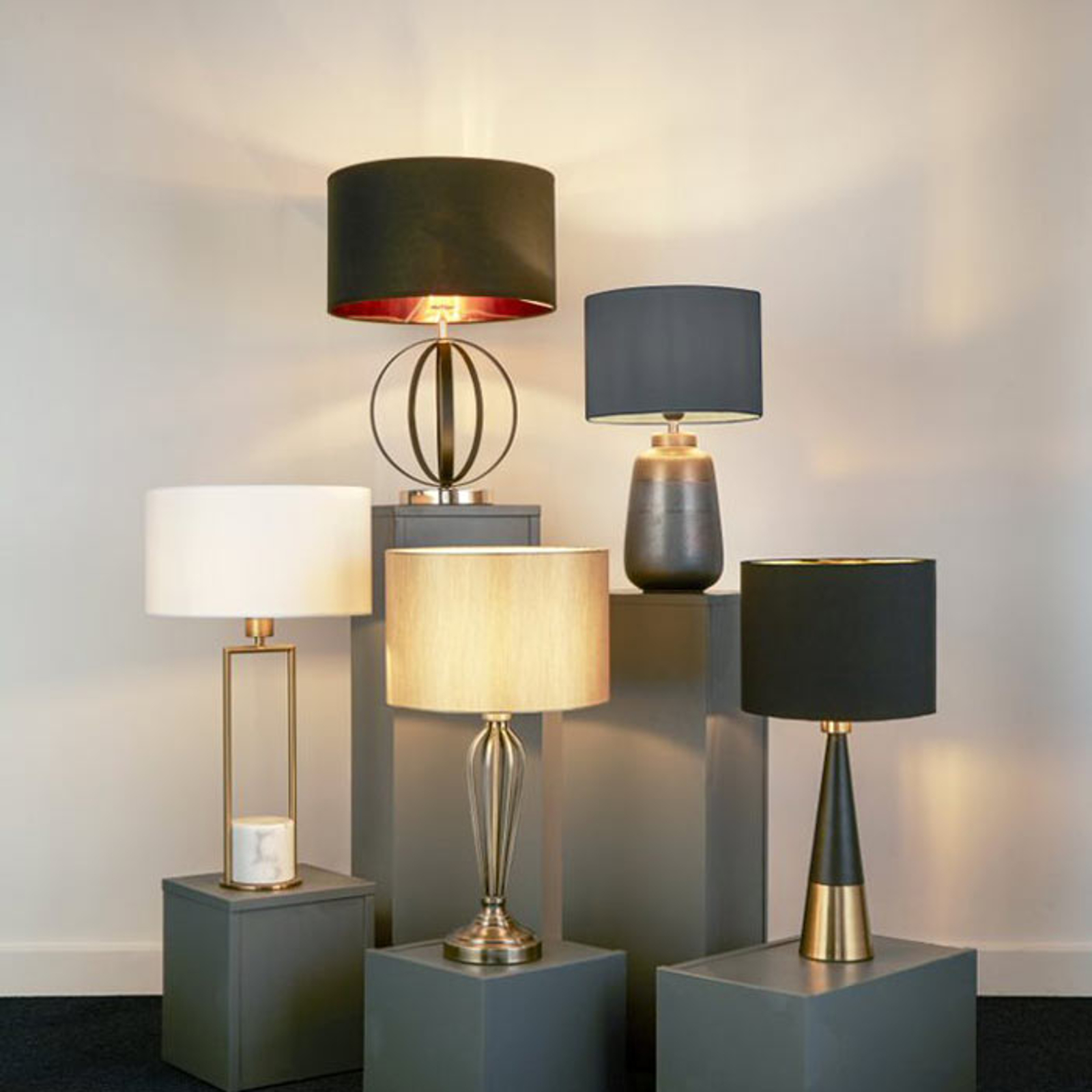 Golvlampa Orbit, svart-guld