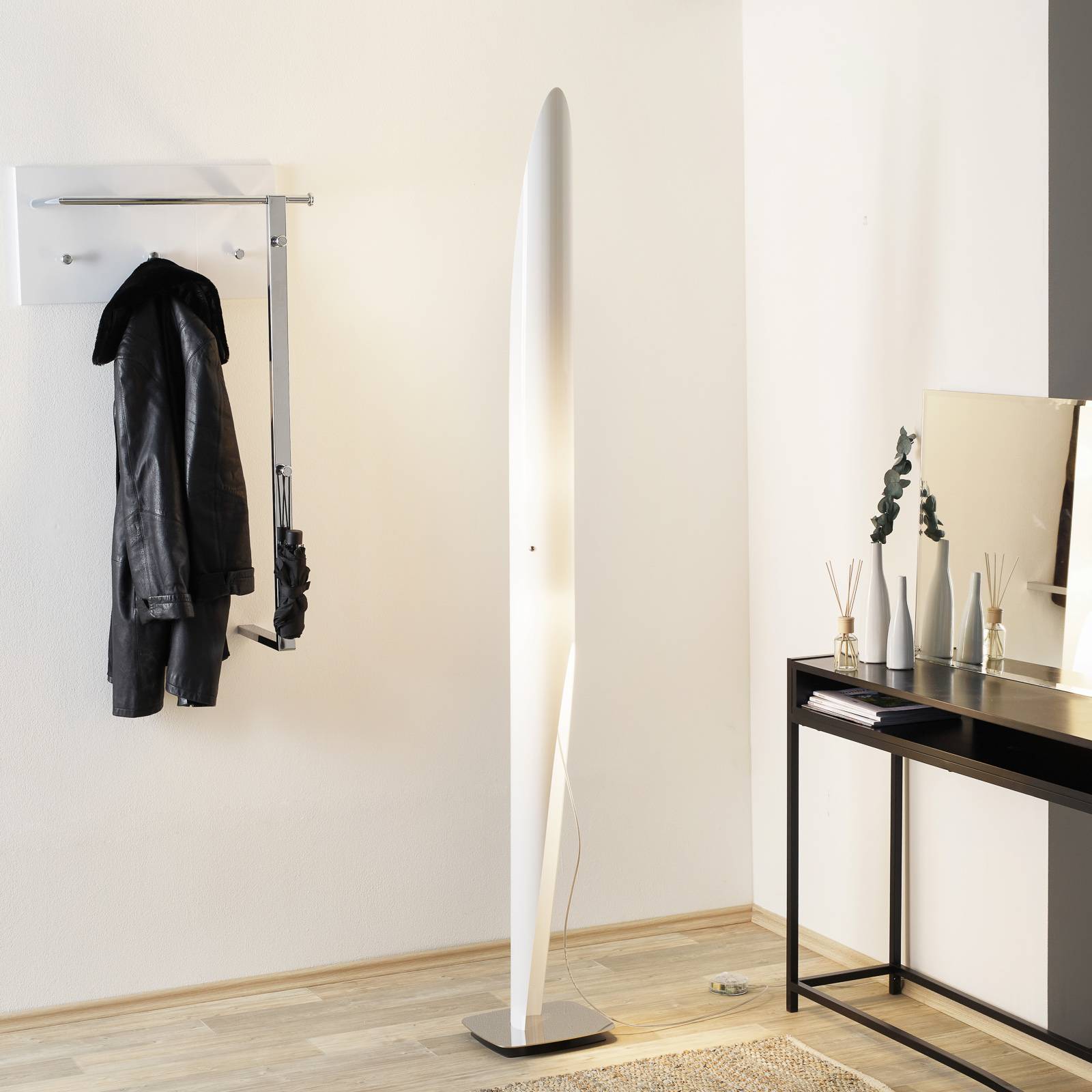 Konstnärlig golvlampa Shakti vit