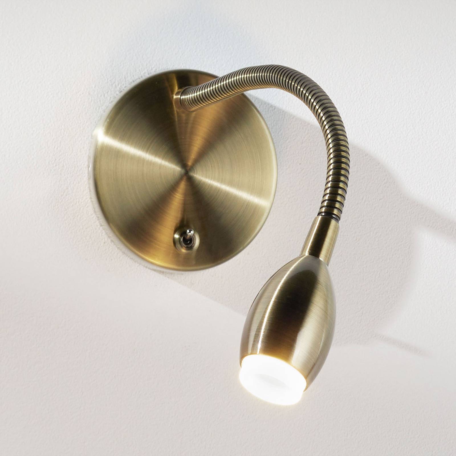 Flexibla LED-vägglampan MARTA i mässing