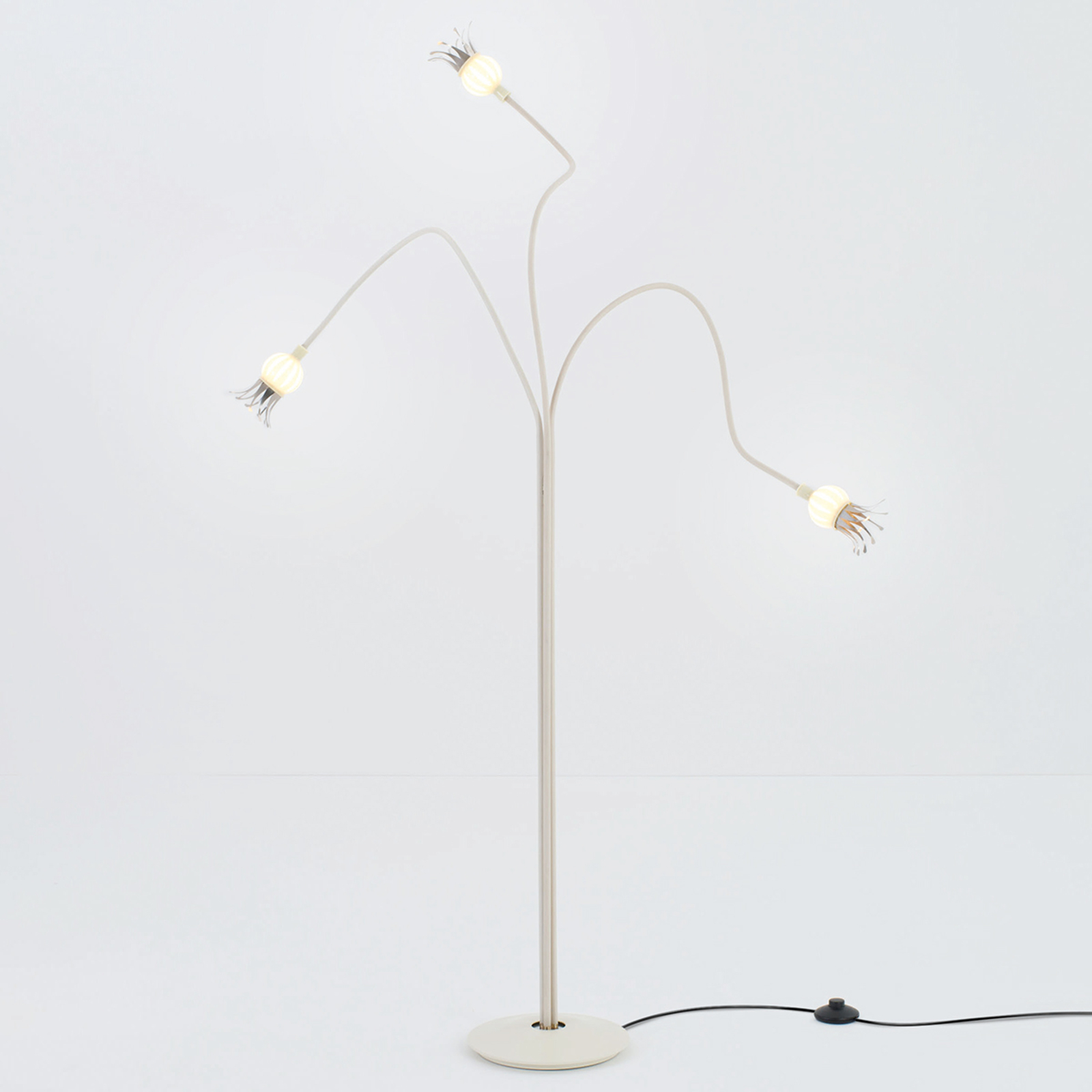 Golvlampa Poppy med tre flexarmar