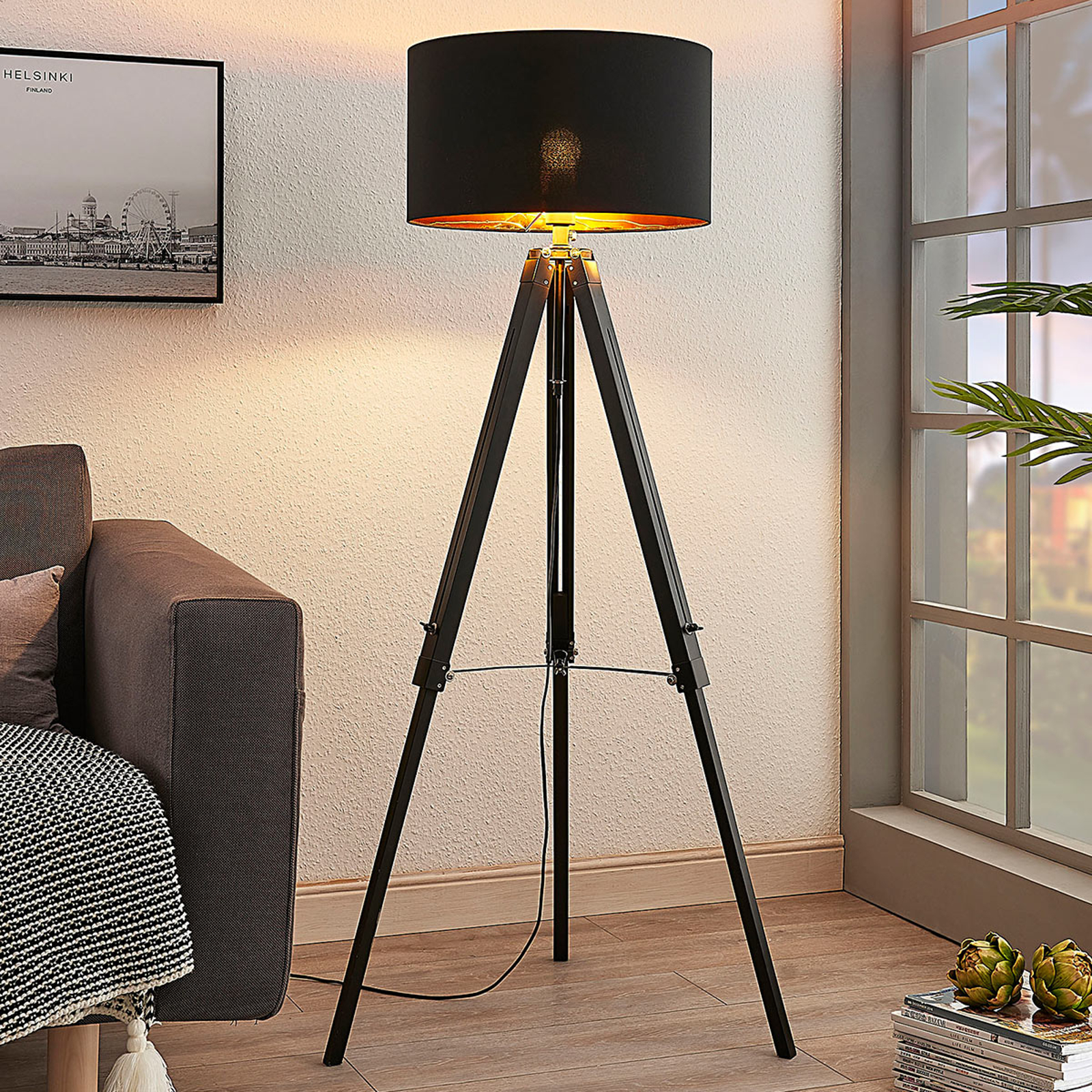 Trebent golvlampa Triac med trästomme, svart