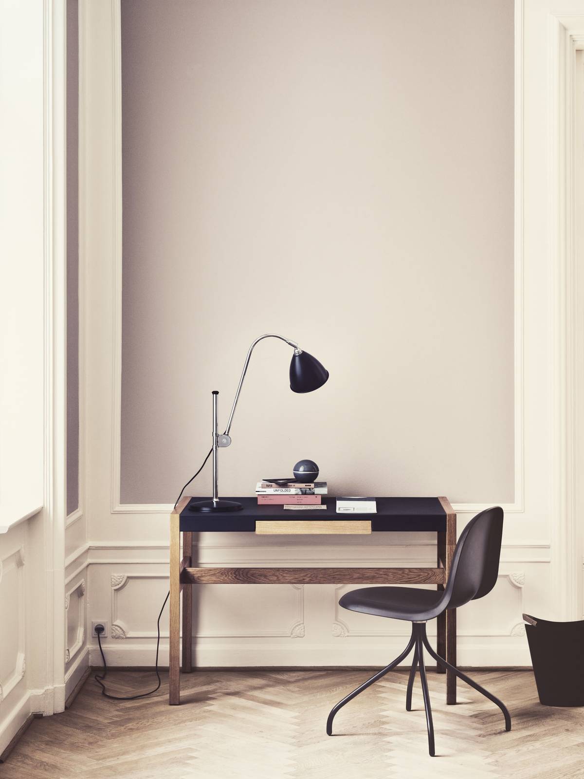 GUBI Bestlite BL1 bordslampa krom/svart