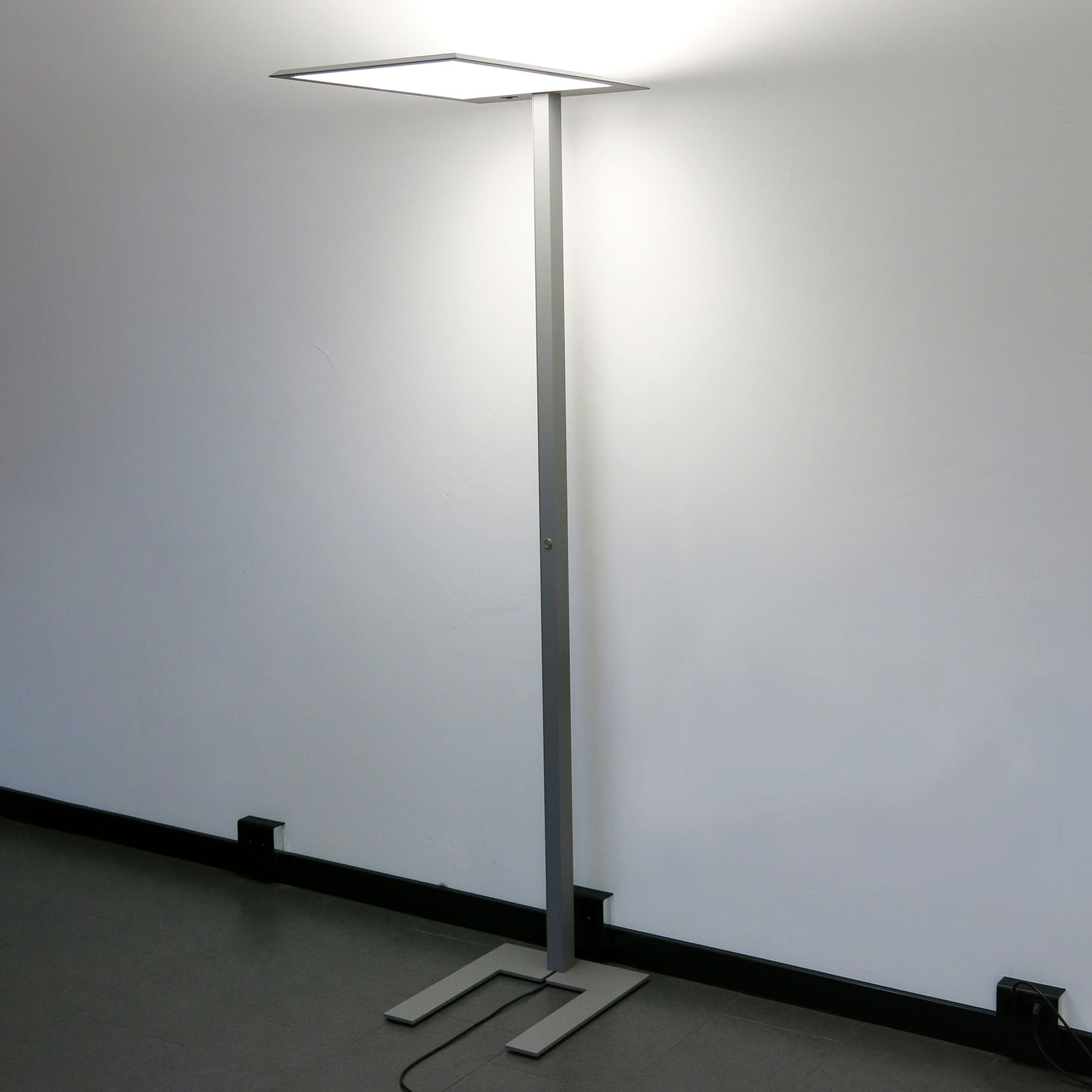 LED-golvlampa LEAS, 203 cm, titan, sensor
