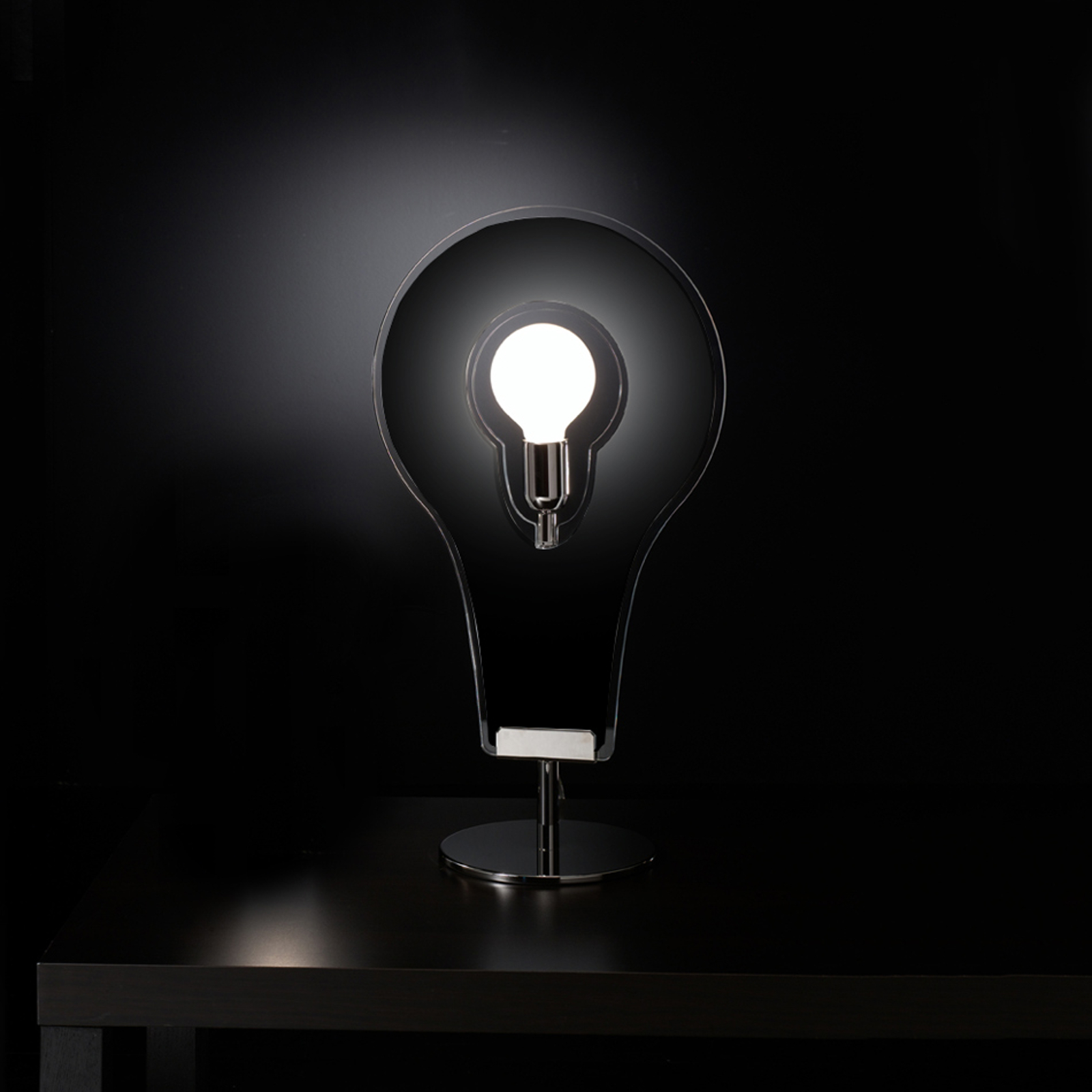 Svart, storslagen bordslampa Flat 32