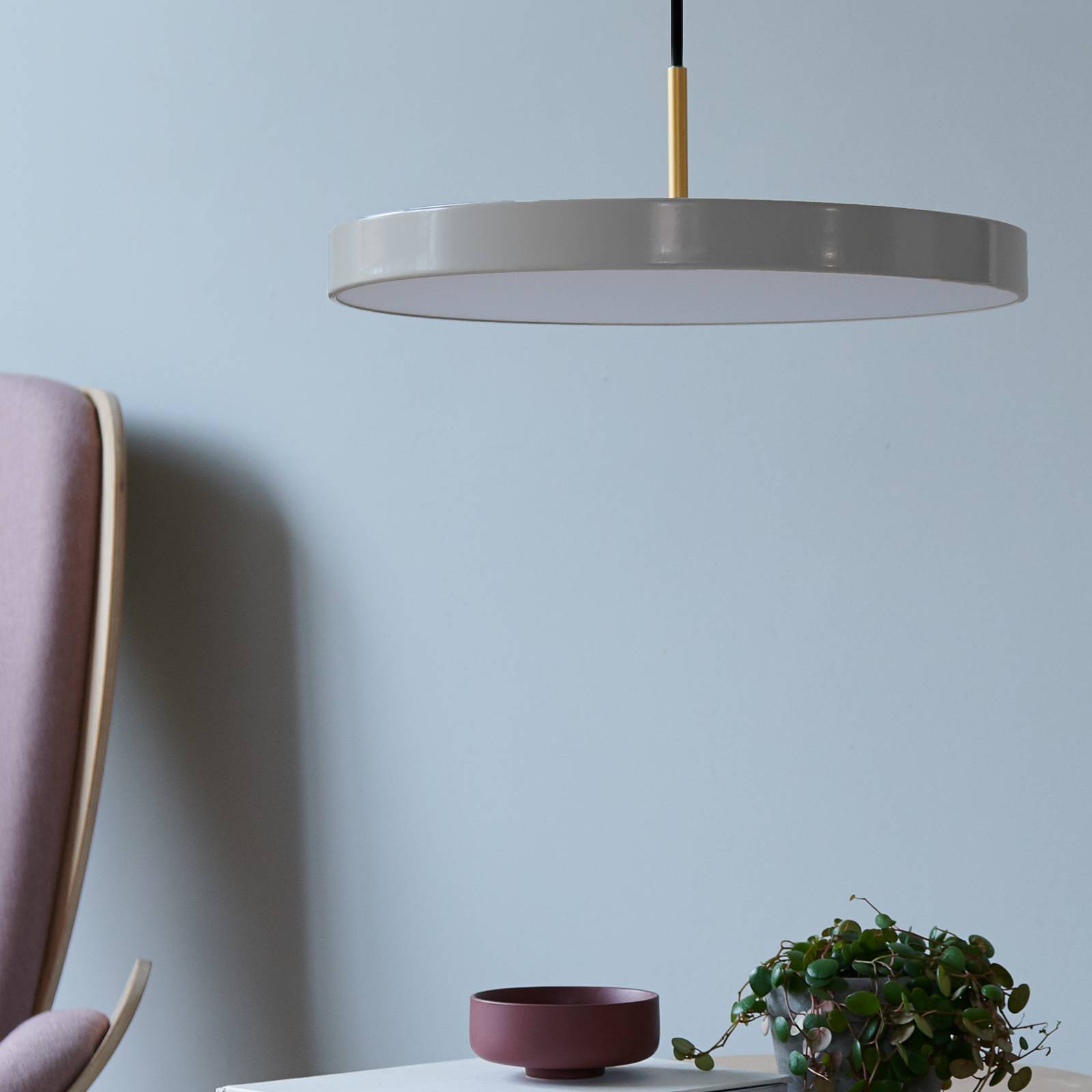 UMAGE Asteria medium hänglampa mässing ljusgrå