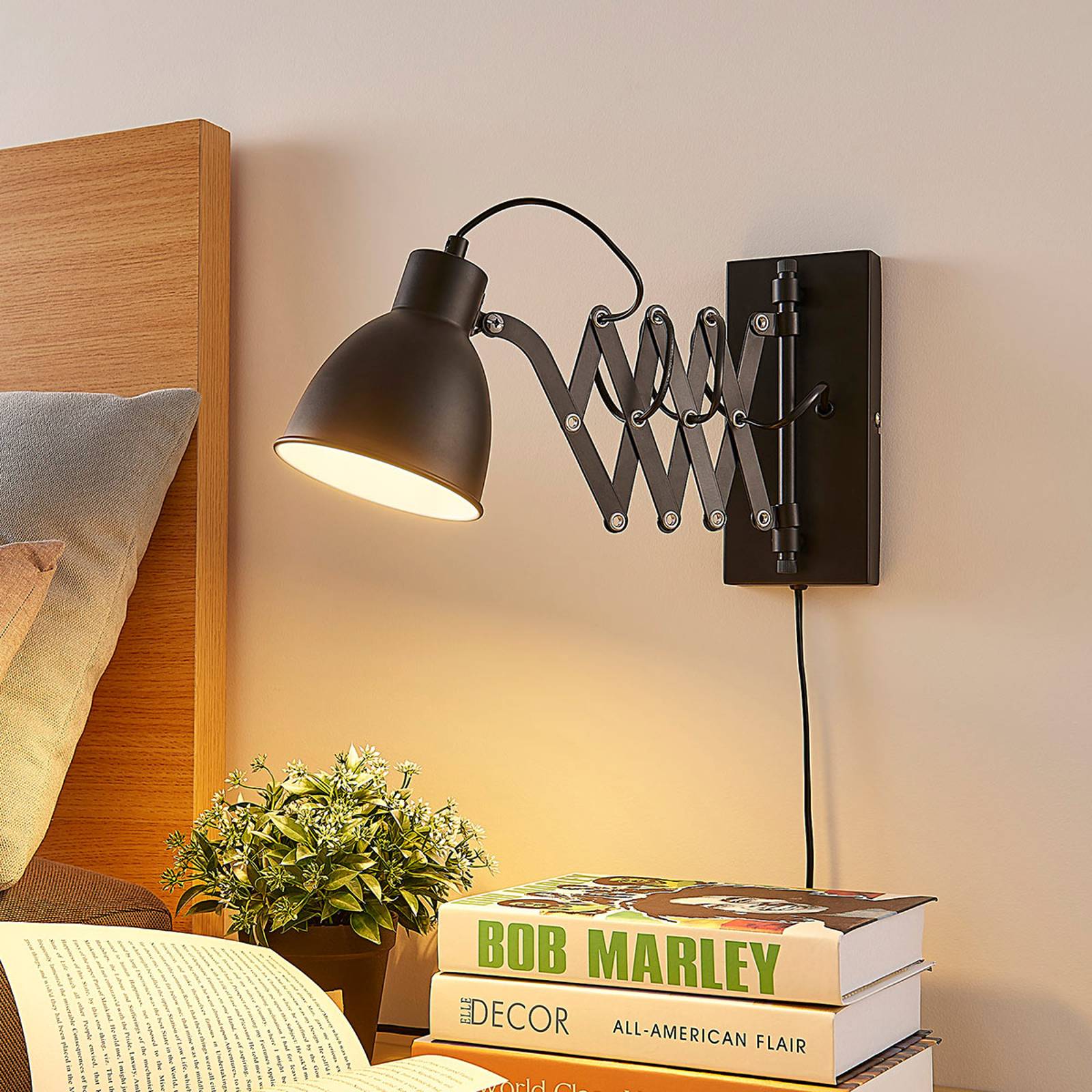 Svart vägglampa Merle med saxarm