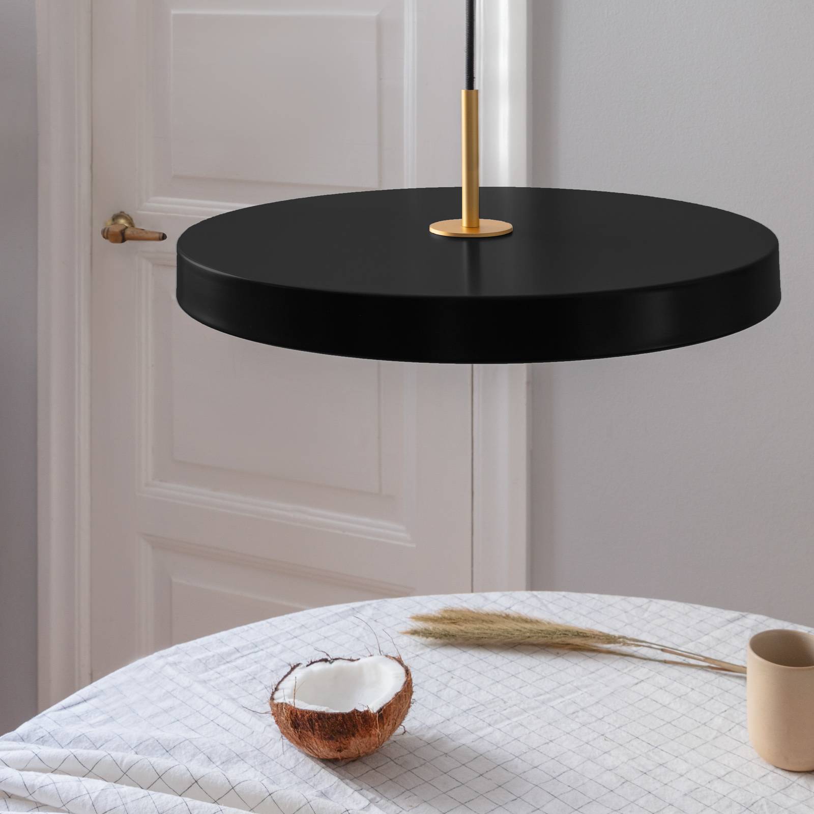 UMAGE Asteria medium hänglampa mässing svart