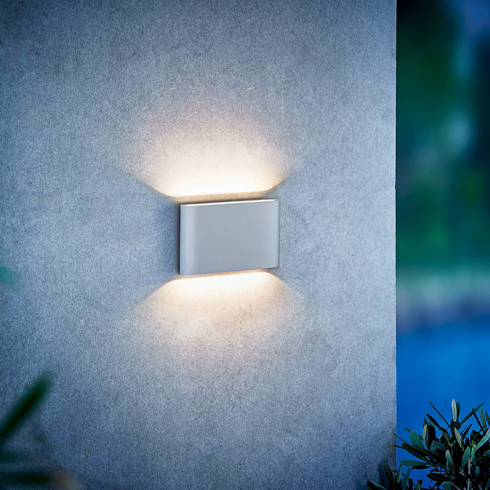 LED-utomhusvägglampa Kinver i platt form, vit