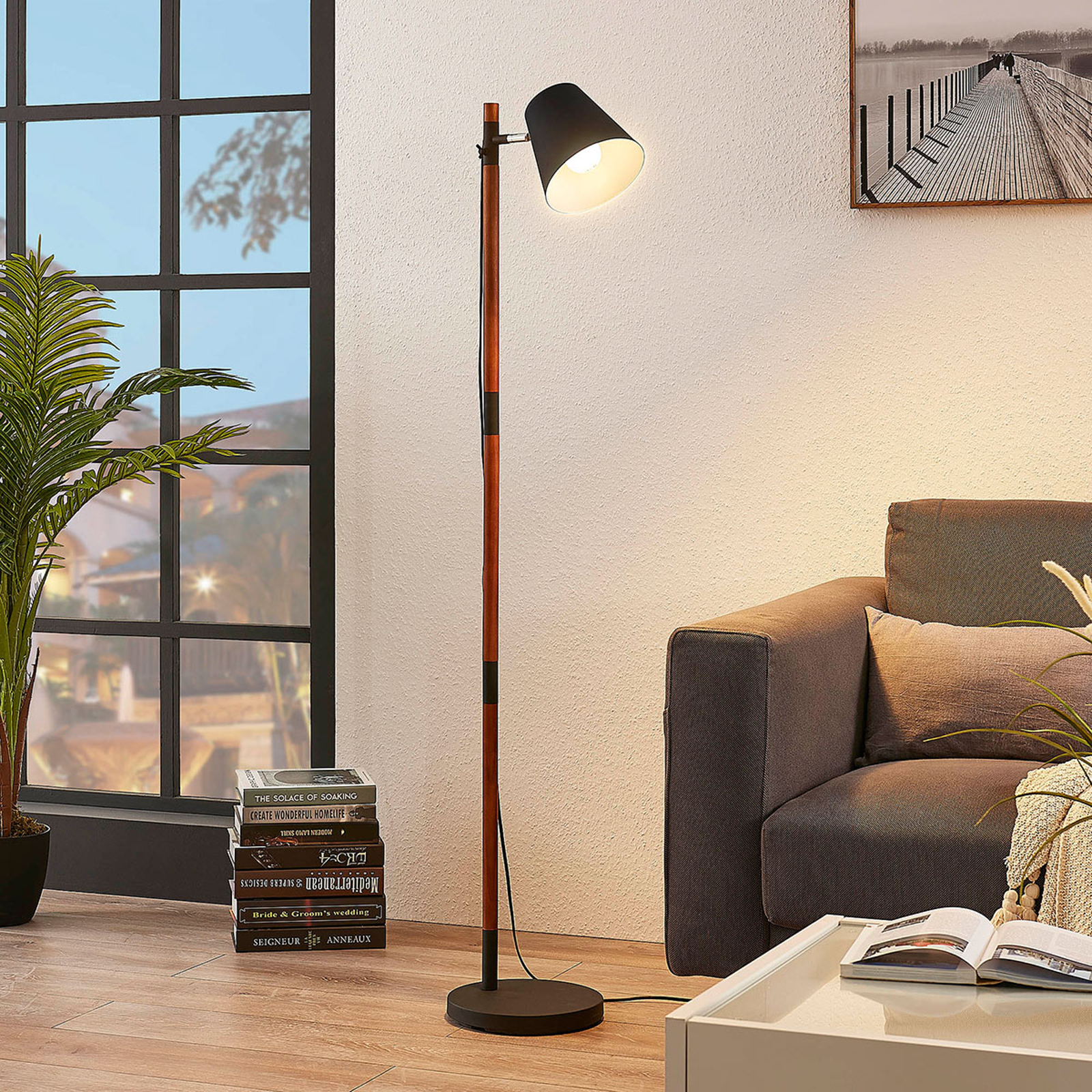 Golvlampa Birte, svart med trädel