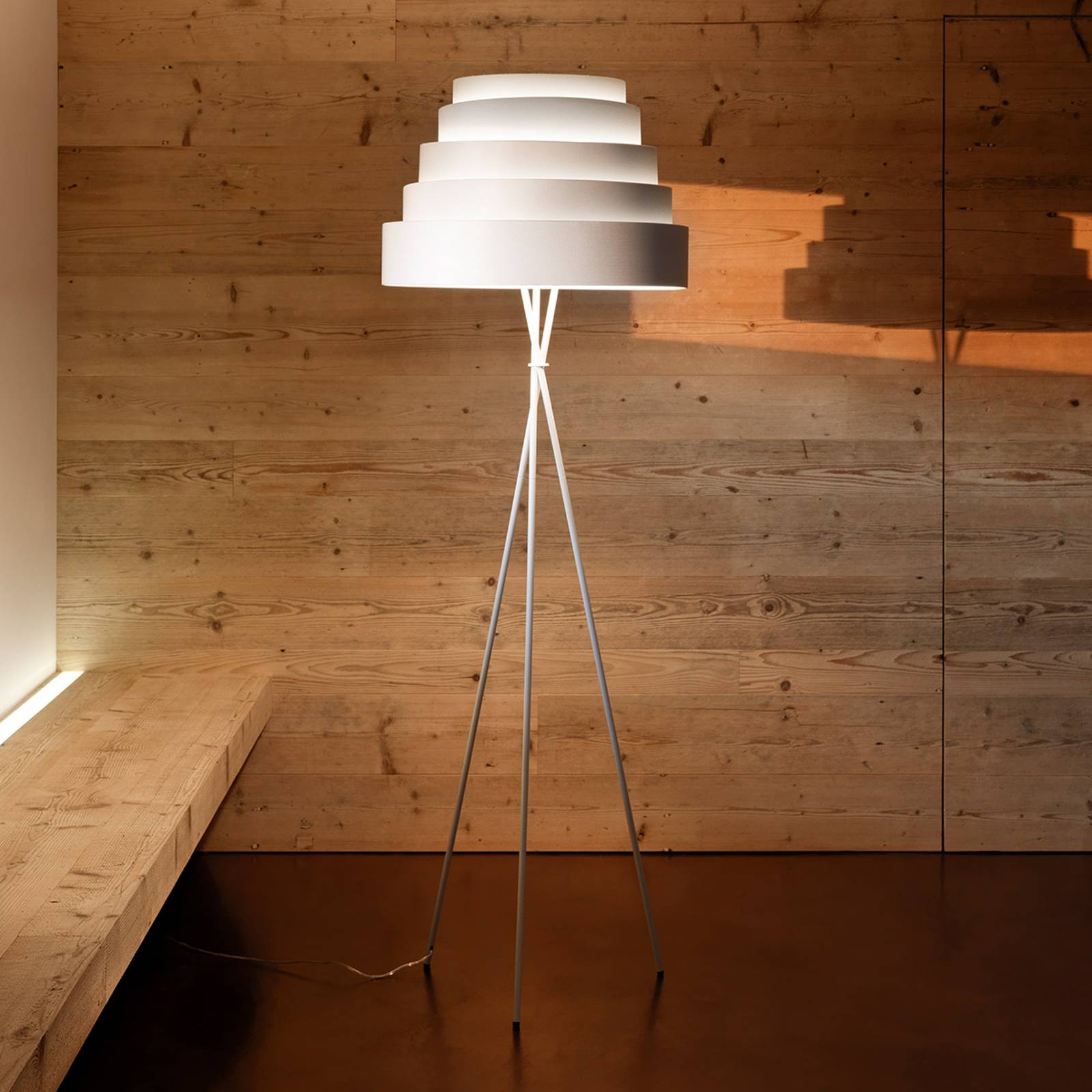 Babel - formskön golvlampa på stativ, vit