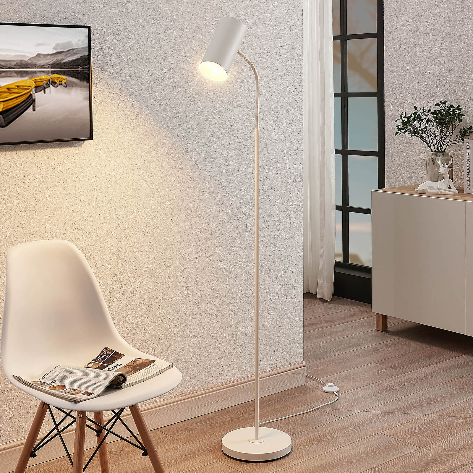 Golvlampa Karoli med flexibel arm i vitt