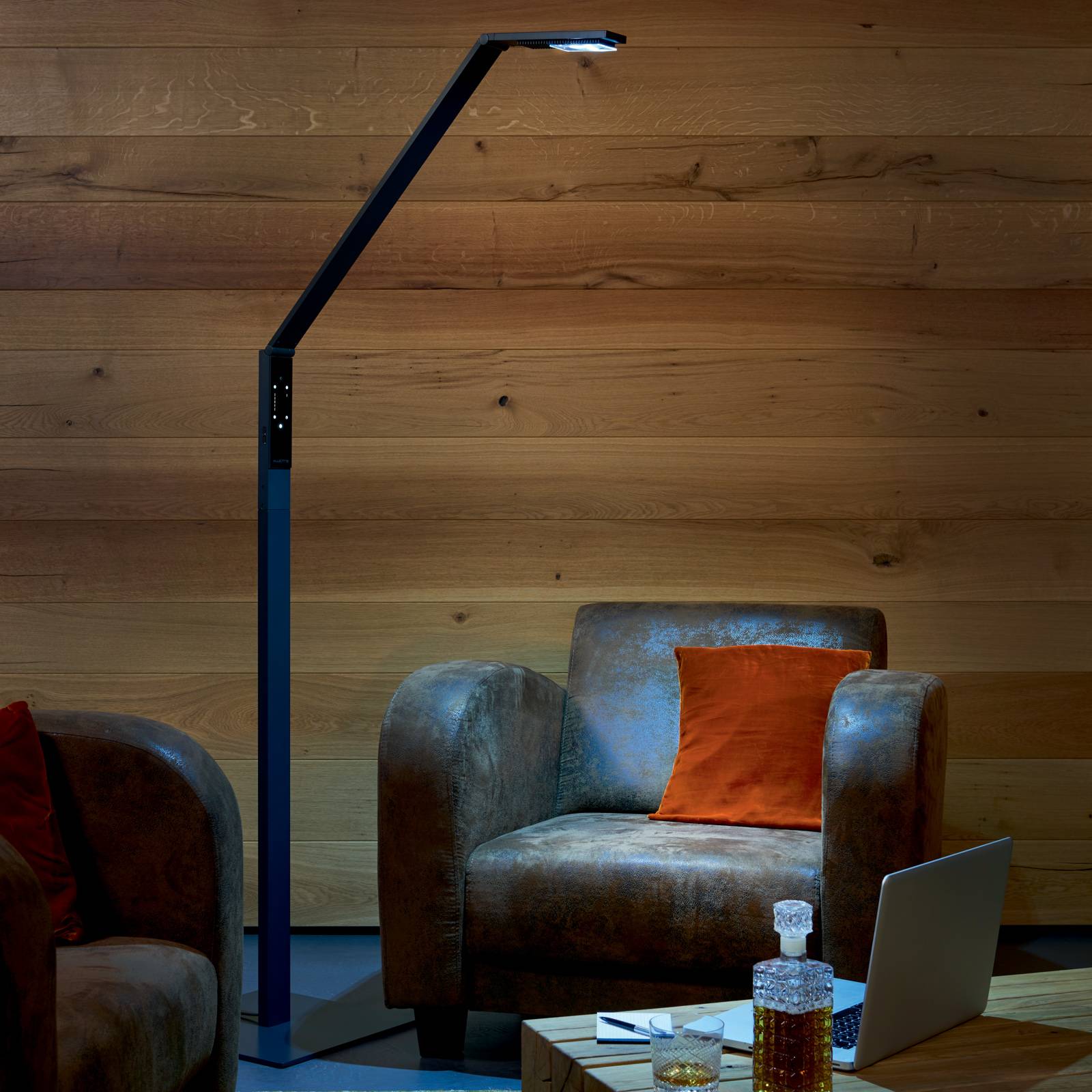 Luctra Floor Linear LED-golvlampa svart