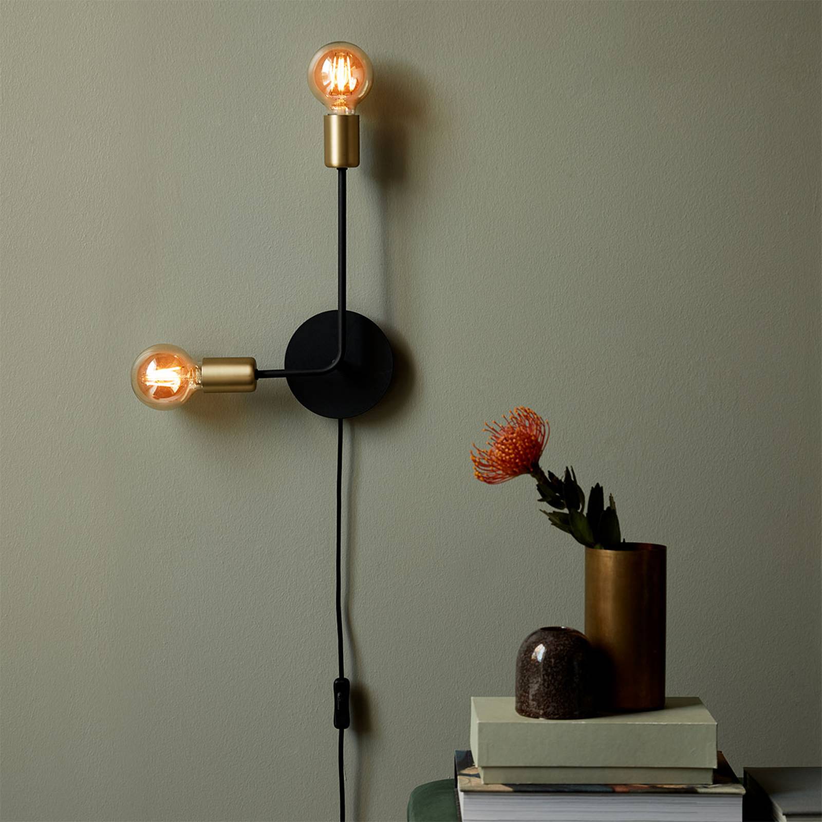 Vägglampa Josefine med kabel och kontakt