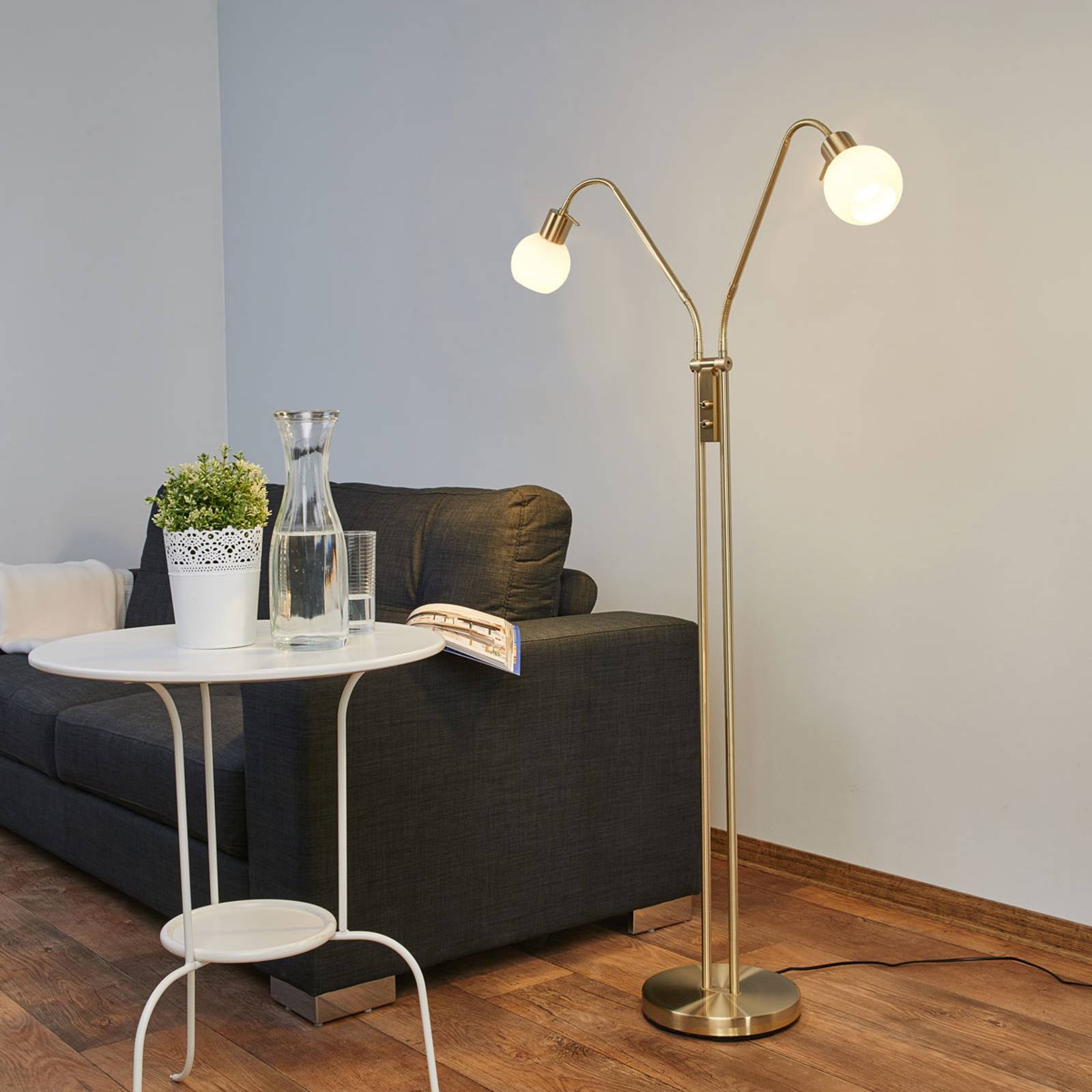 LED-golvlampa Elaina i mässing, 2 ljuskällor