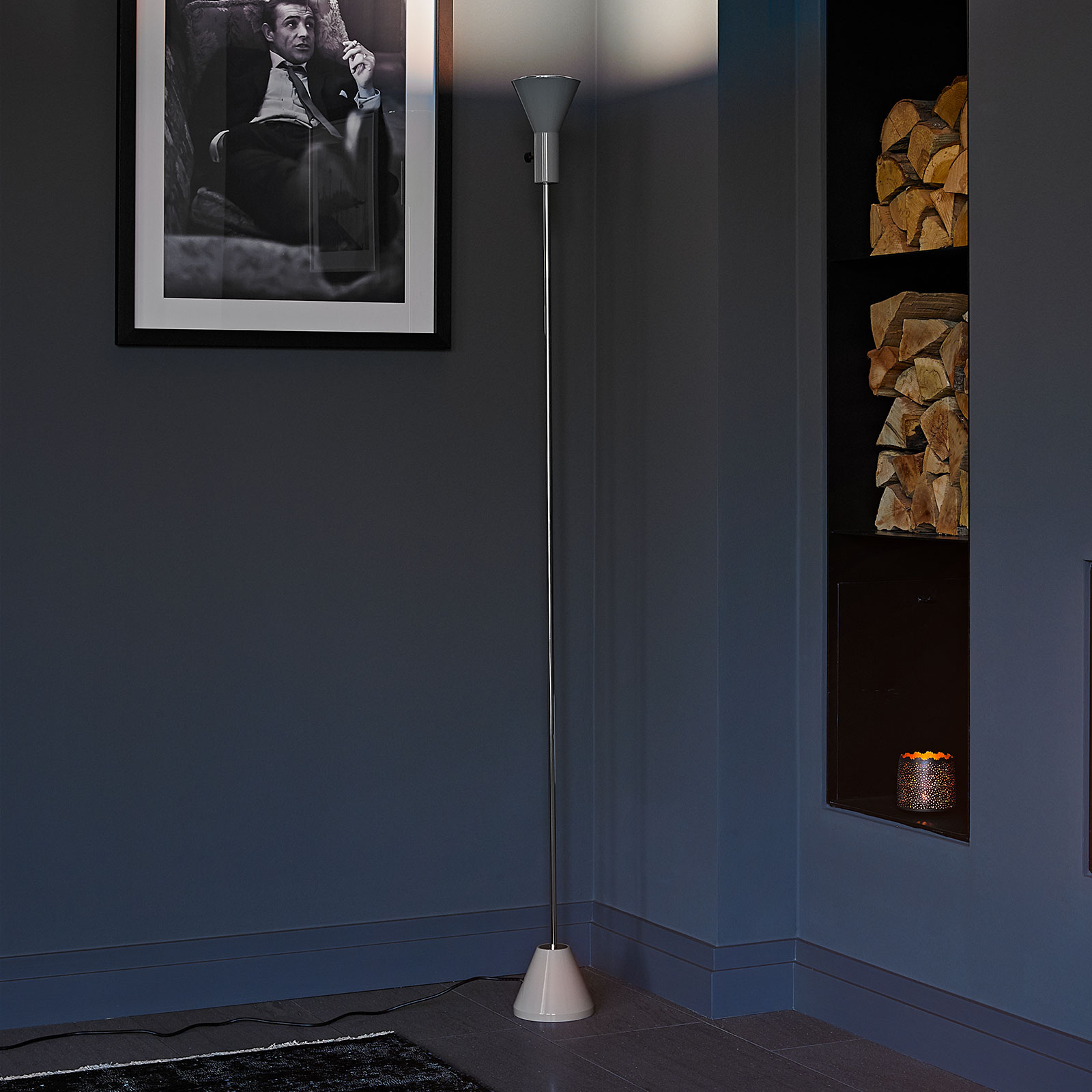 LED-golvlampan Gru med integrerad dimmer
