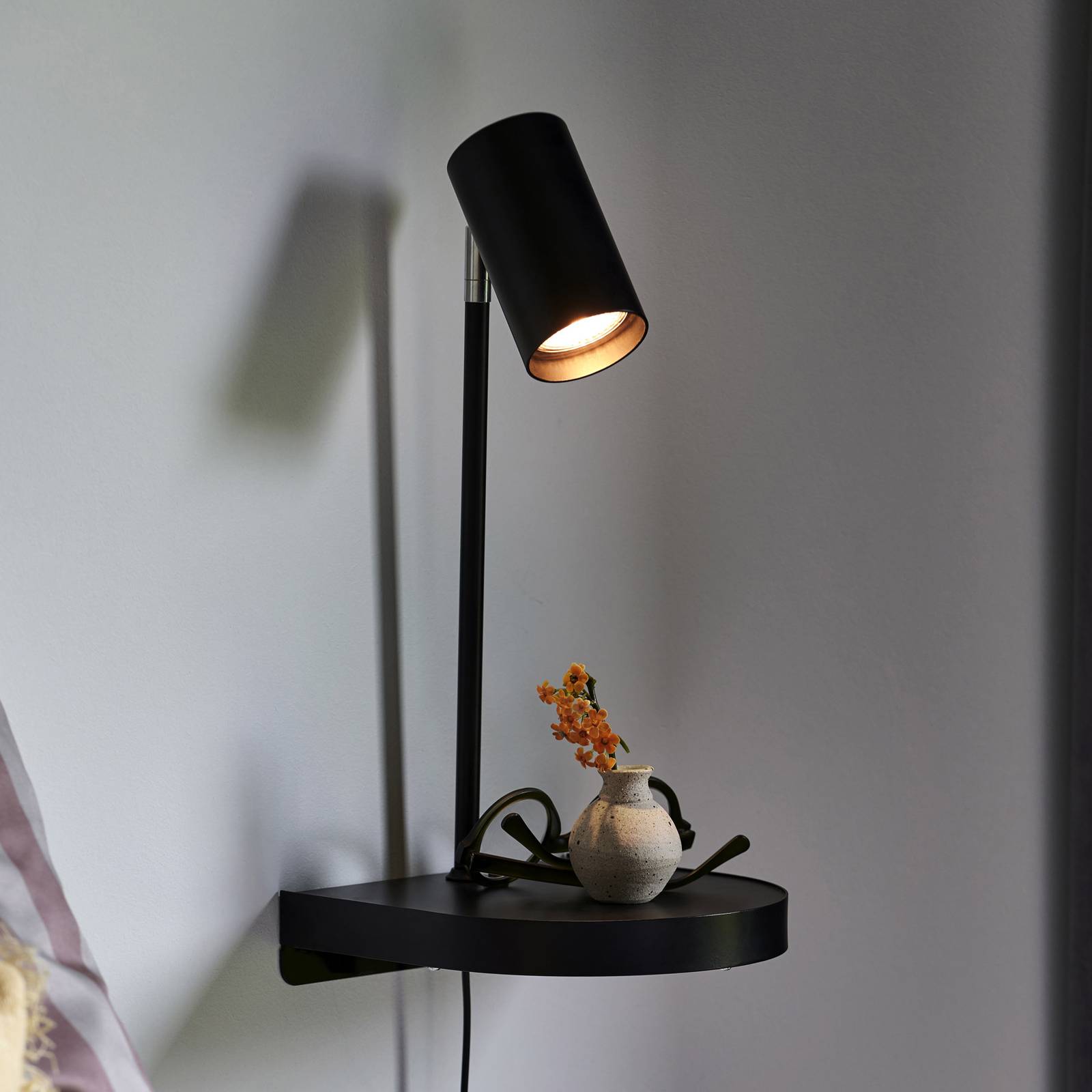 Vägglampa Cody, med hylla och USB-port, svart