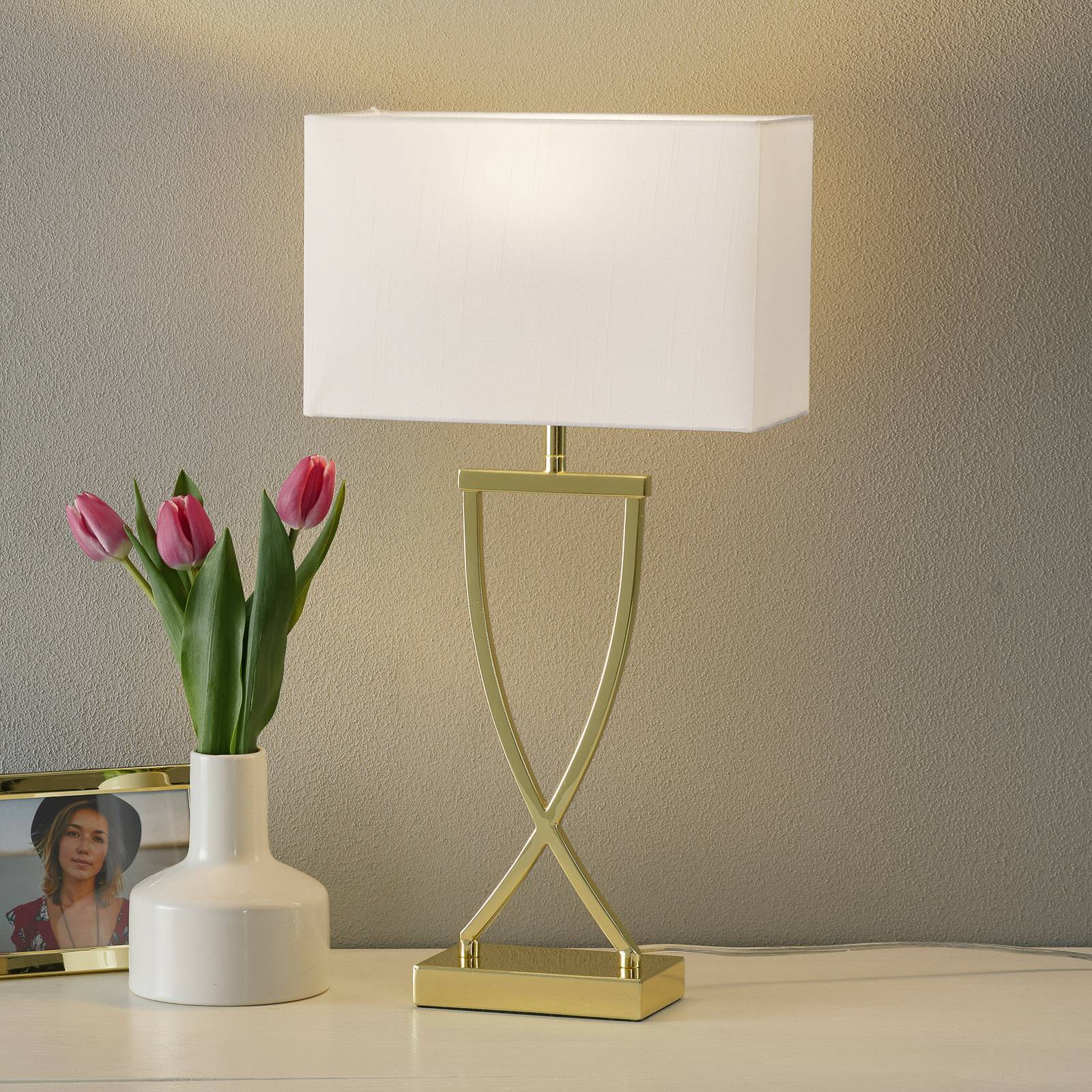 Förtrollande textil-bordslampa Anni mässing-vit