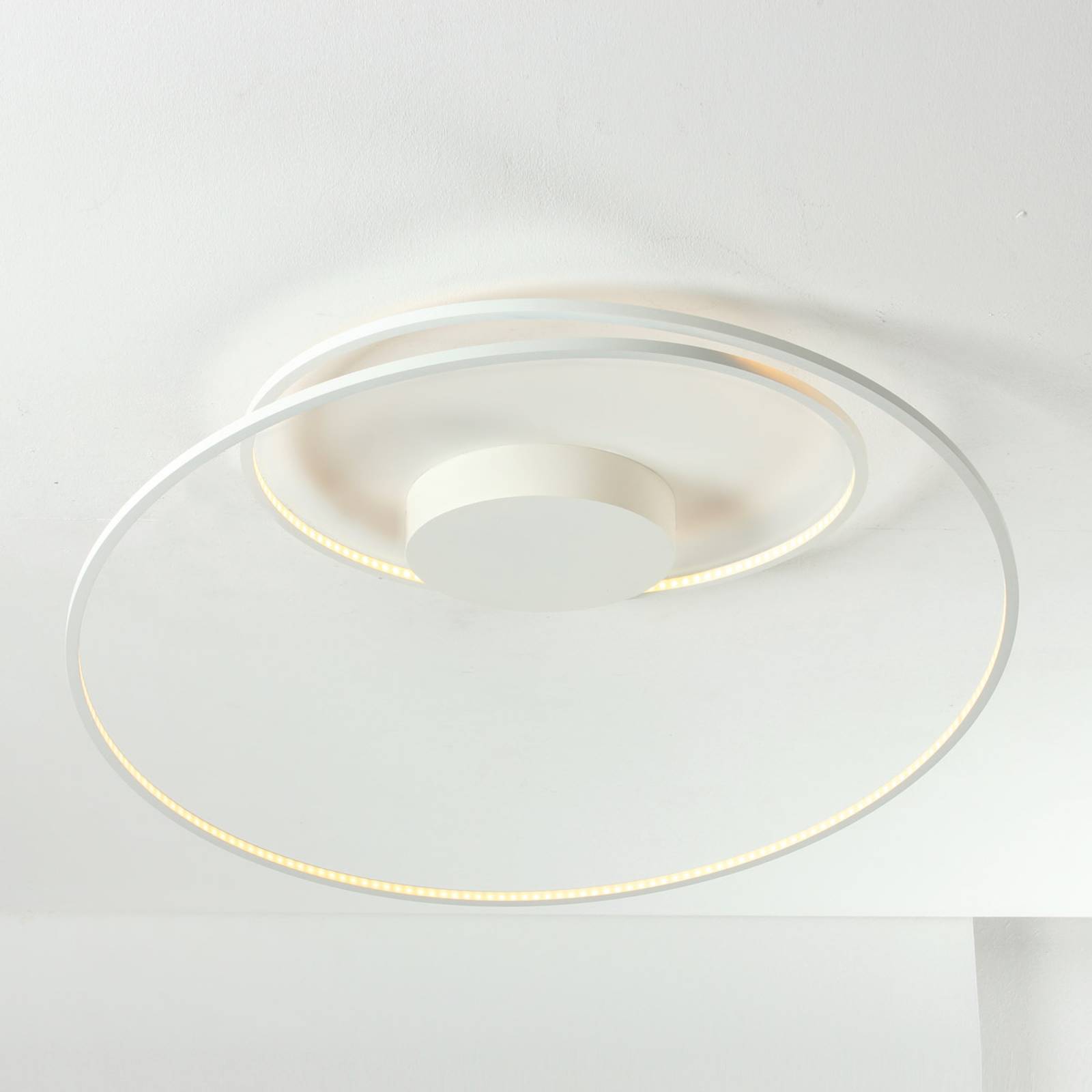 Iögonfallande LED-taklampa At