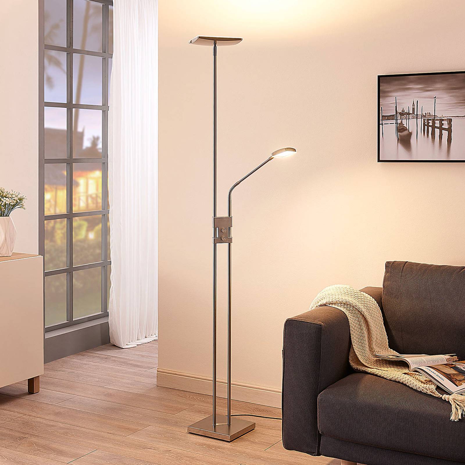 Kantig LED-uplight golvlampa Jonne, läsarm, dimbar